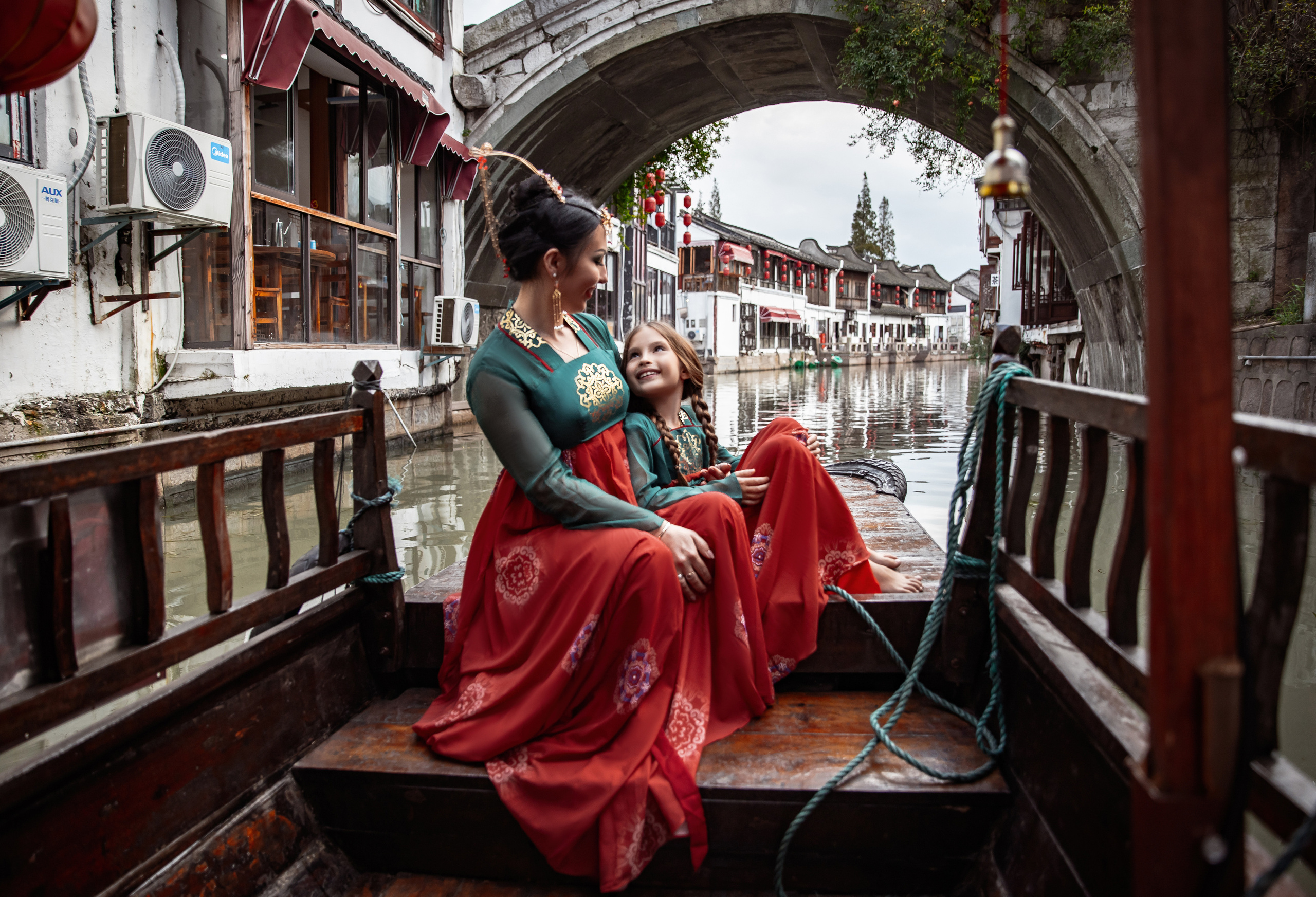 Фотосессия в пригороде Шанхая, в древней водной деревне Чжуцзязяо (Zhujiajiao). Костюмы напрокат, макияж и прическа от профессиональных стилистов. Китай, Шанхай, фотограф в Шанхае. Красный, черный, вода, природа, древность, цивилизация, лодка, храм, китайский колорит.