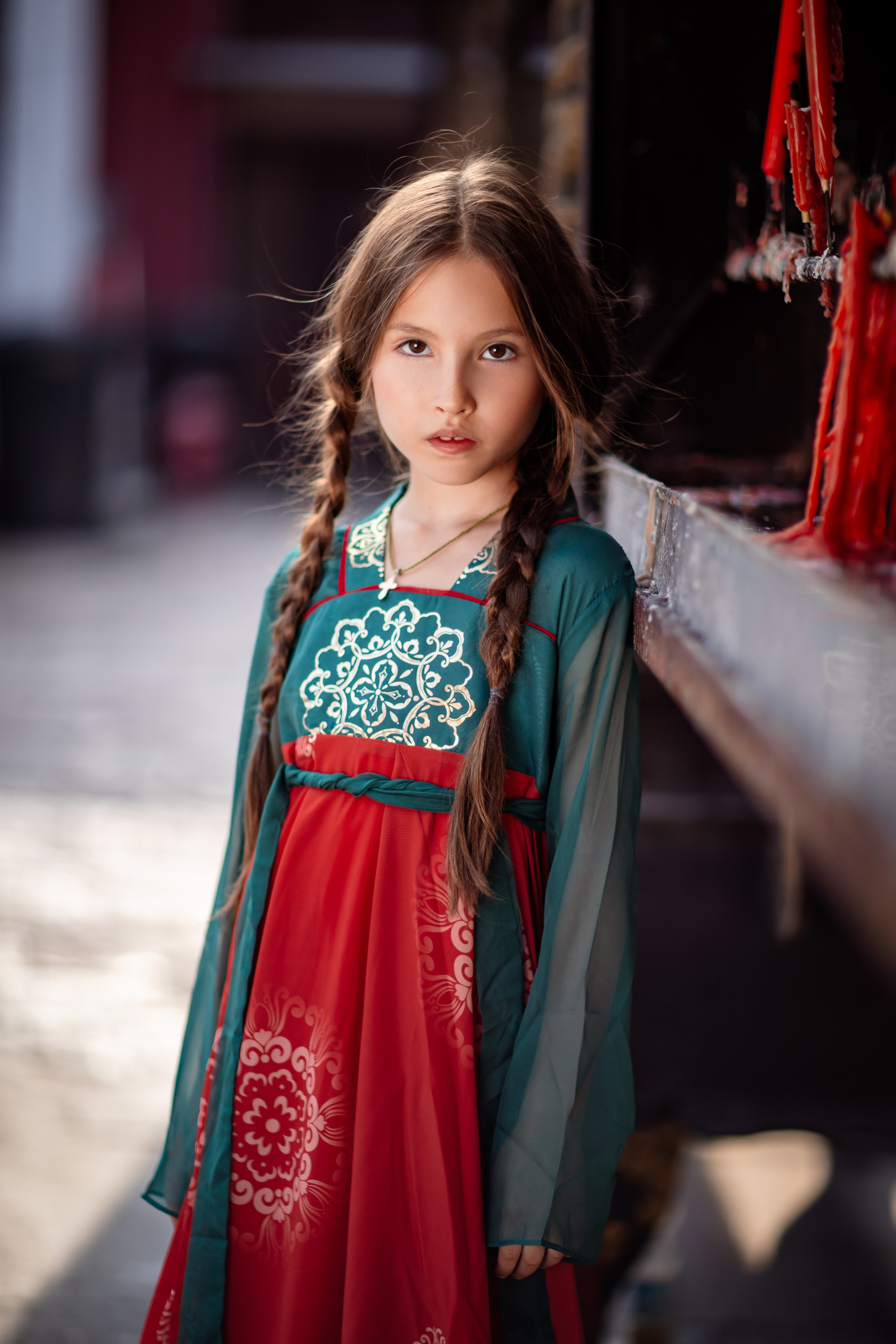 Фотосессия в пригороде Шанхая, в древней водной деревне Чжуцзязяо (Zhujiajiao). Костюмы напрокат, макияж и прическа от профессиональных стилистов. Китай, Шанхай, фотограф в Шанхае. Красный, черный, вода, природа, древность, цивилизация, лодка, храм, китайский колорит.