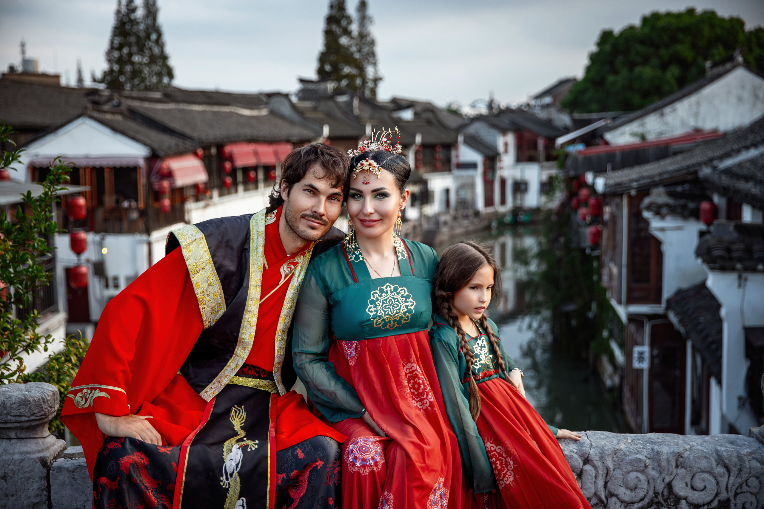 Фотосессия в пригороде Шанхая, в древней водной деревне Чжуцзязяо (Zhujiajiao). Костюмы напрокат, макияж и прическа от профессиональных стилистов. Китай, Шанхай, фотограф в Шанхае. Красный, черный, вода, природа, древность, цивилизация, лодка, храм, китайский колорит.