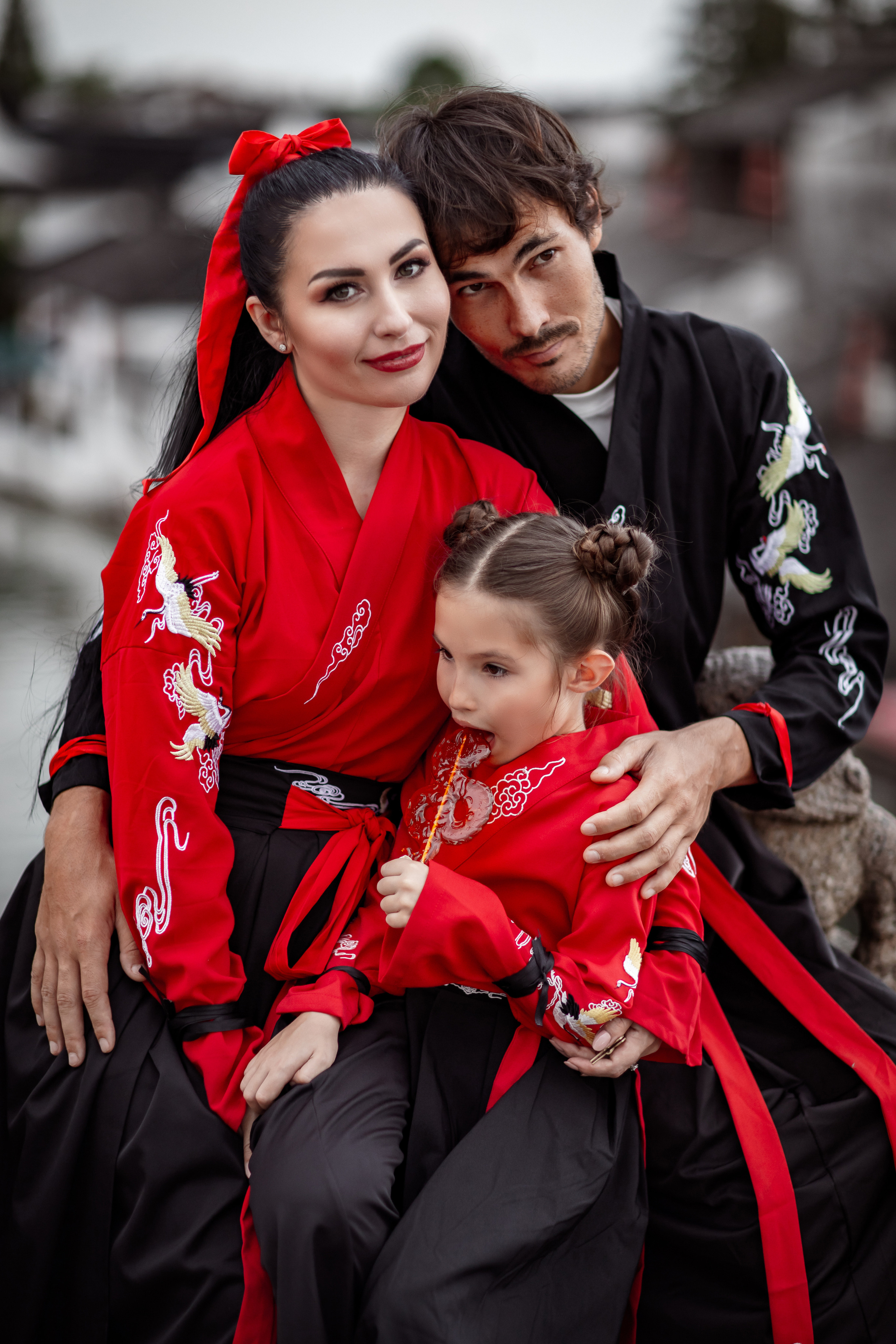 Фотосессия в пригороде Шанхая, в древней водной деревне Чжуцзязяо (Zhujiajiao). Костюмы напрокат, макияж и прическа от профессиональных стилистов. Китай, Шанхай, фотограф в Шанхае. Красный, черный, вода, природа, древность, цивилизация, лодка, храм, китайский колорит.