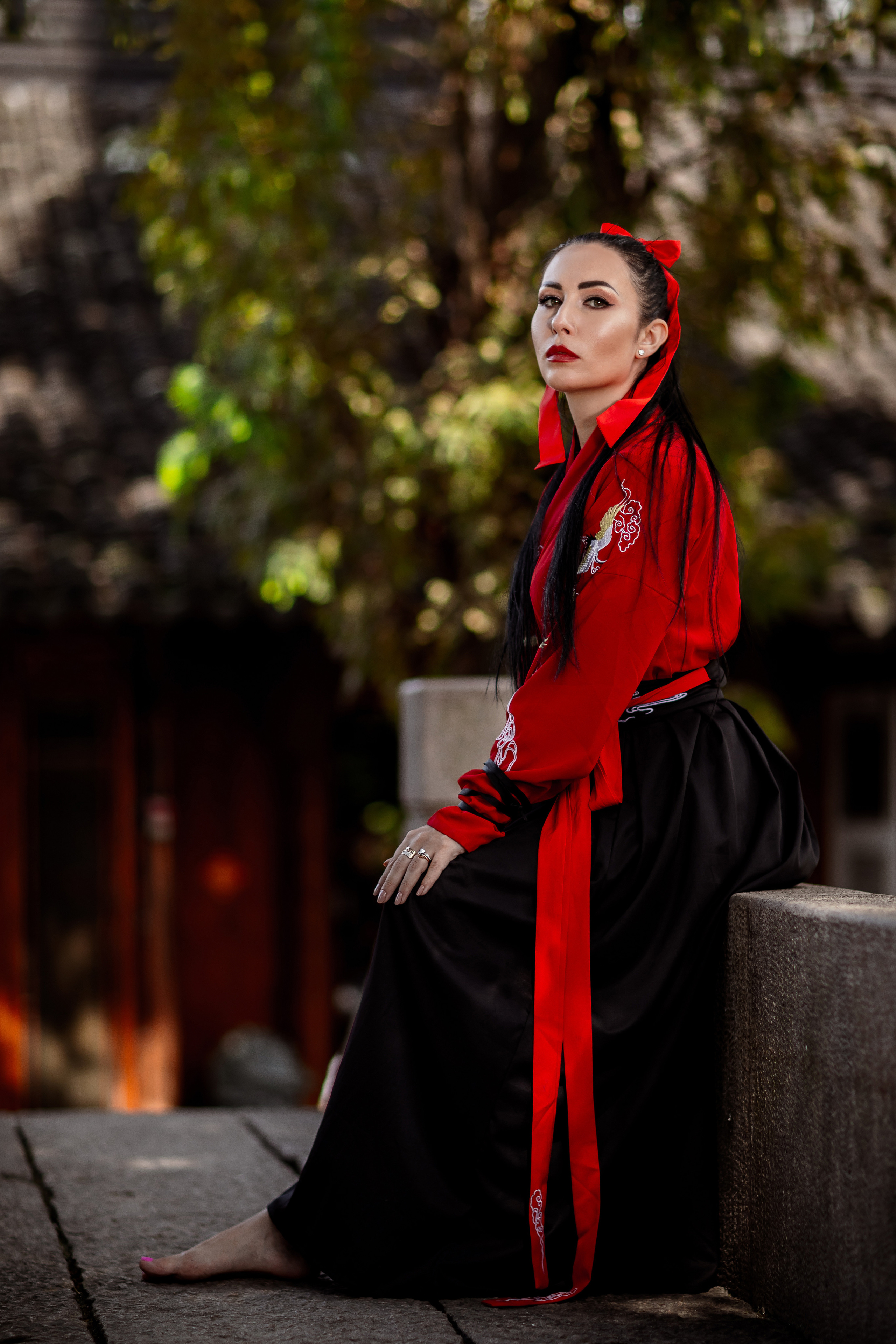 Фотосессия в пригороде Шанхая, в древней водной деревне Чжуцзязяо (Zhujiajiao). Костюмы напрокат, макияж и прическа от профессиональных стилистов. Китай, Шанхай, фотограф в Шанхае. Красный, черный, вода, природа, древность, цивилизация, лодка, храм, китайский колорит.