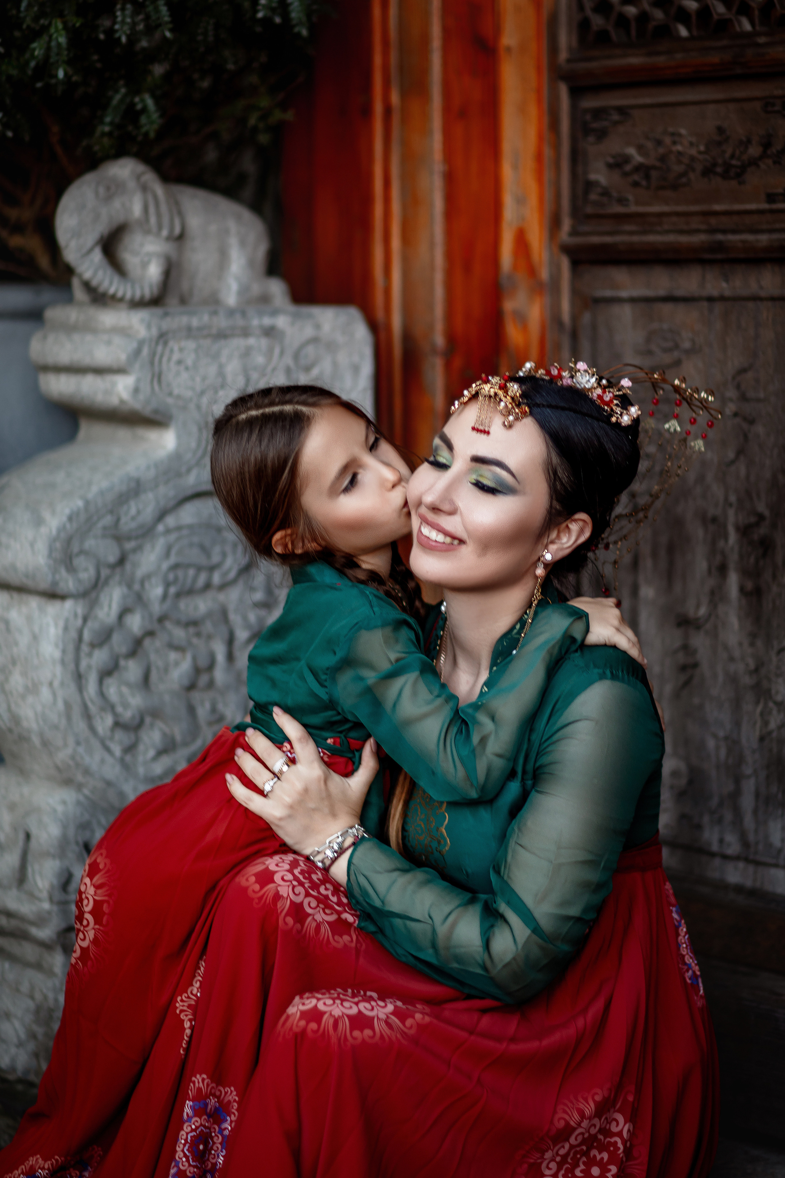 Фотосессия в пригороде Шанхая, в древней водной деревне Чжуцзязяо (Zhujiajiao). Костюмы напрокат, макияж и прическа от профессиональных стилистов. Китай, Шанхай, фотограф в Шанхае. Красный, черный, вода, природа, древность, цивилизация, лодка, храм, китайский колорит.