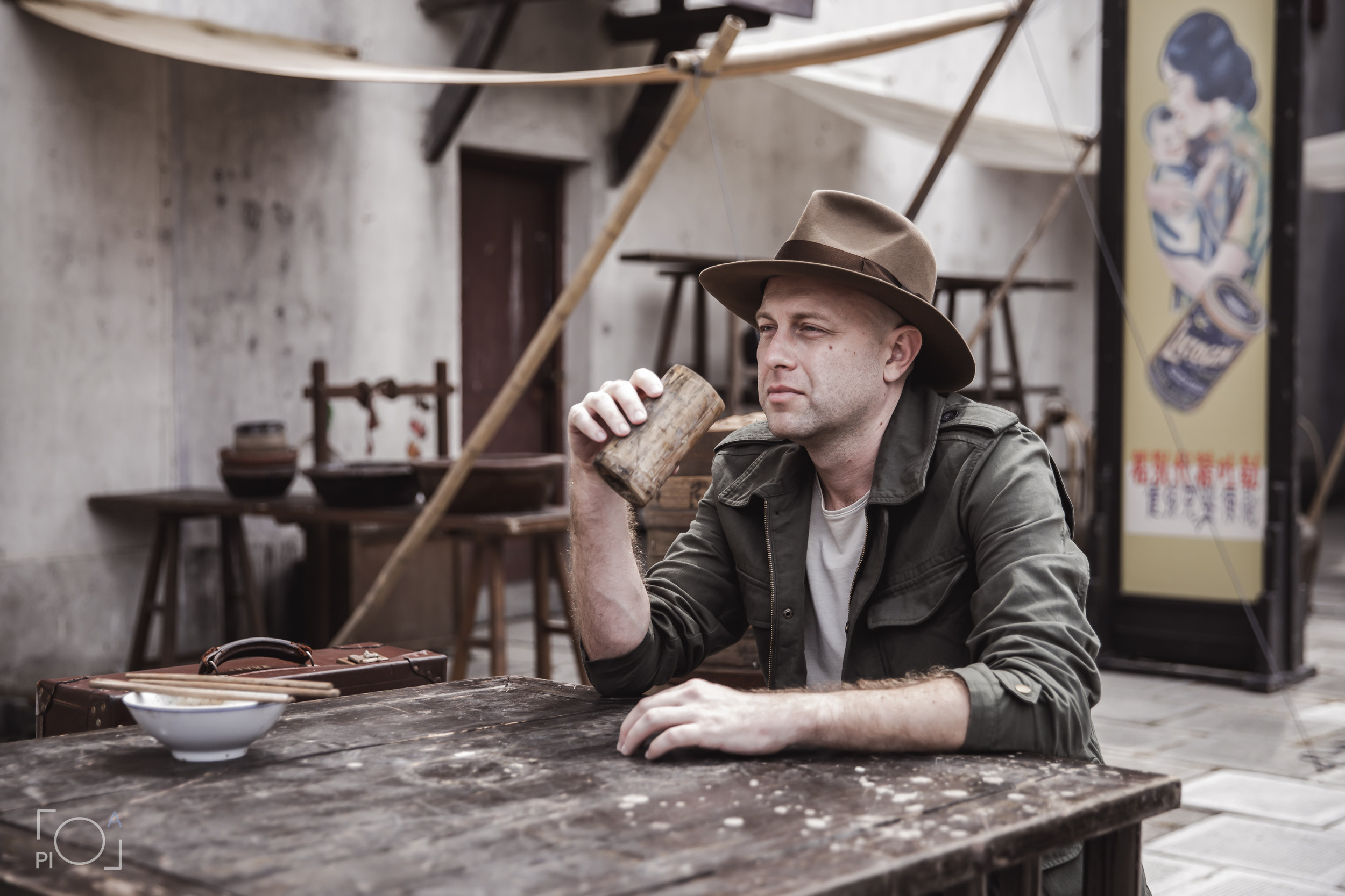 Australian blogger in a Shanghai movie studio. Unretouched. Photographer in Shanghai — Lola Pidluskaya