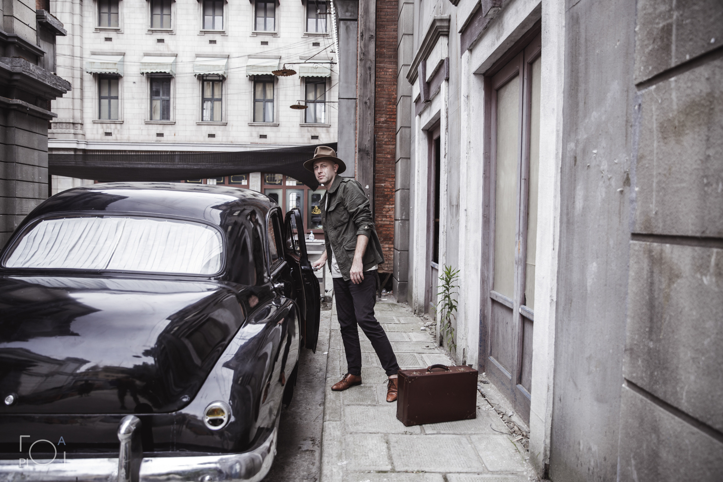 Australian blogger in a Shanghai movie studio. Unretouched. Photographer in Shanghai — Lola Pidluskaya