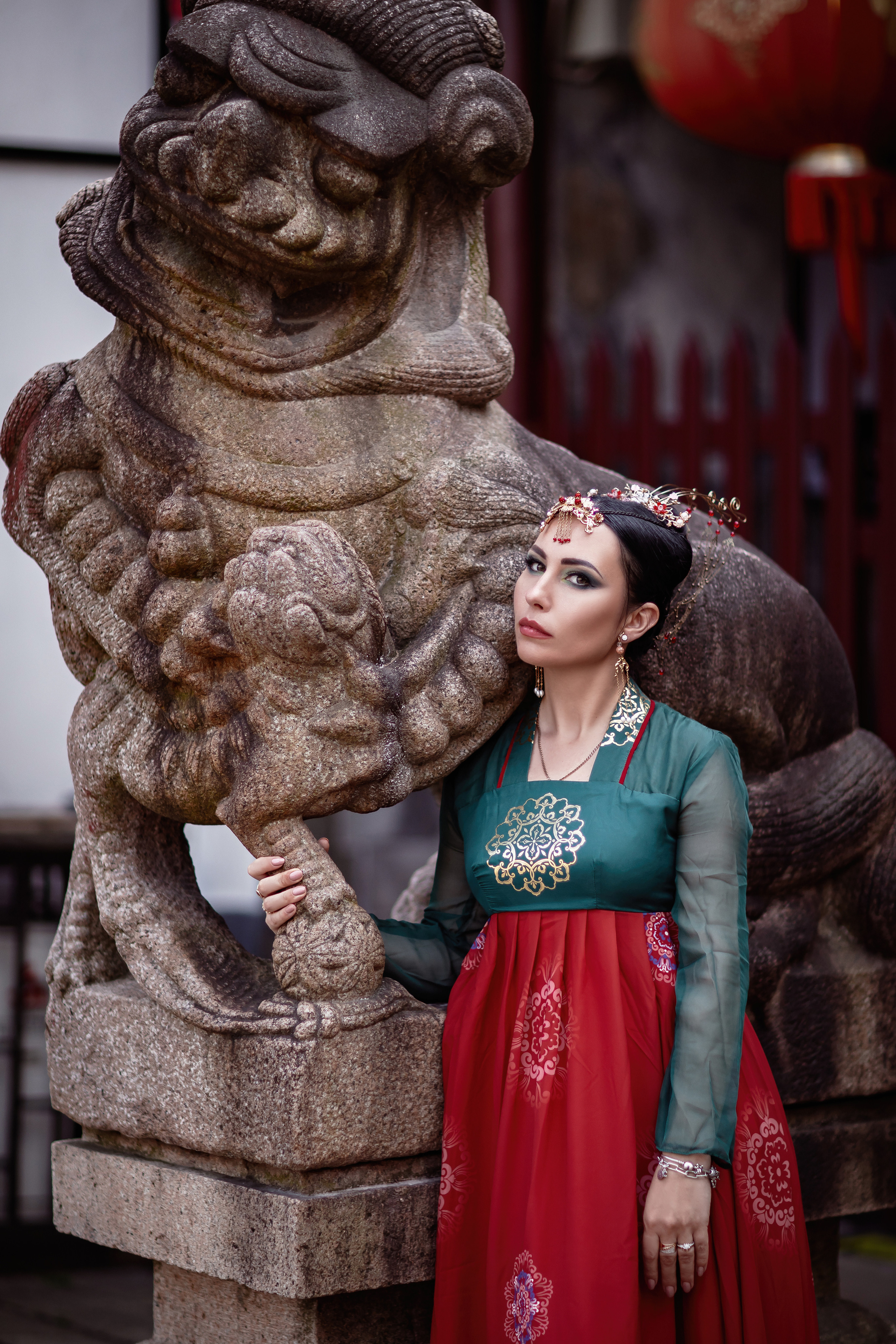 Фотосессия в пригороде Шанхая, в древней водной деревне Чжуцзязяо (Zhujiajiao). Костюмы напрокат, макияж и прическа от профессиональных стилистов. Китай, Шанхай, фотограф в Шанхае. Красный, черный, вода, природа, древность, цивилизация, лодка, храм, китайский колорит.