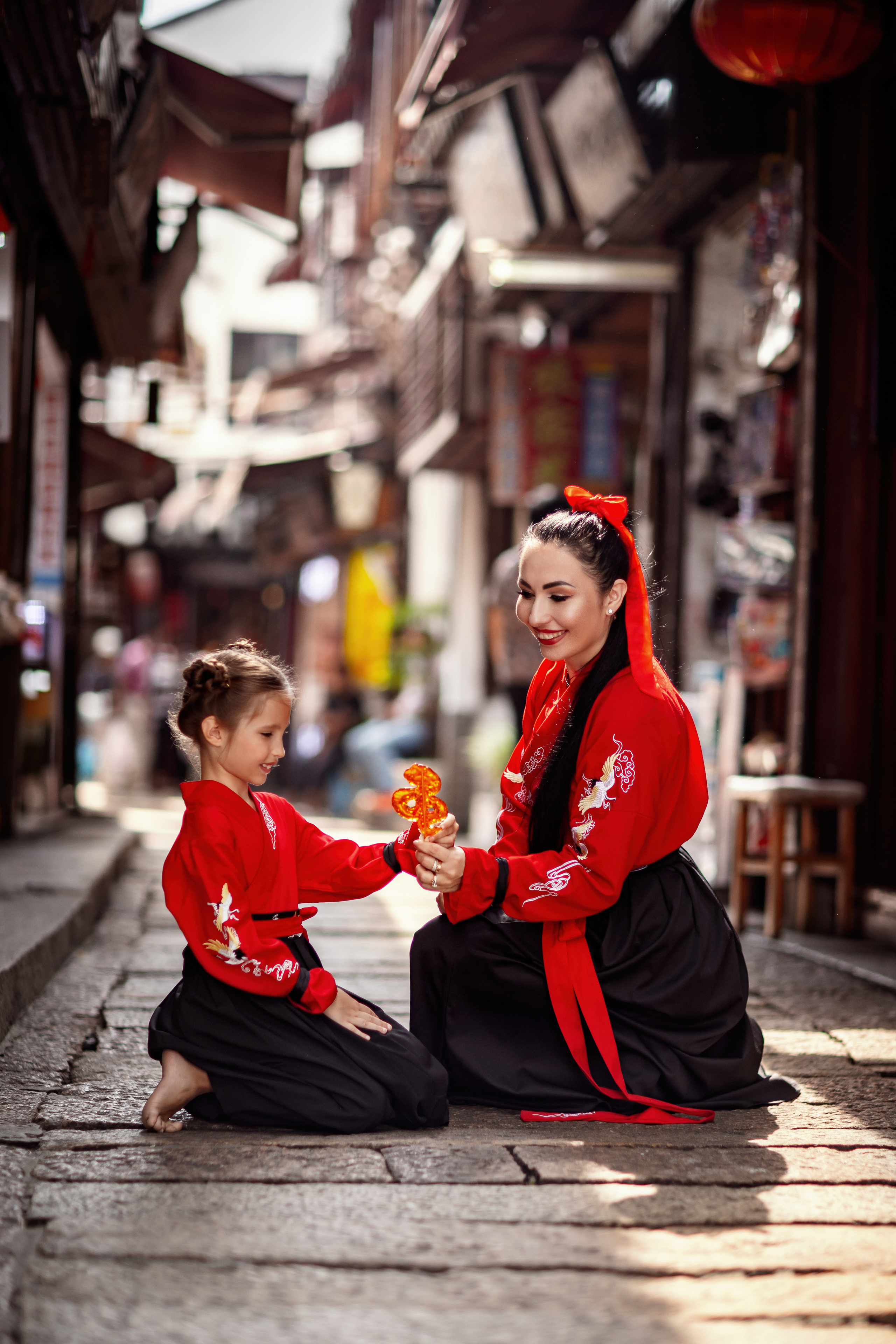 Фотосессия в пригороде Шанхая, в древней водной деревне Чжуцзязяо (Zhujiajiao). Костюмы напрокат, макияж и прическа от профессиональных стилистов. Китай, Шанхай, фотограф в Шанхае. Красный, черный, вода, природа, древность, цивилизация, лодка, храм, китайский колорит.