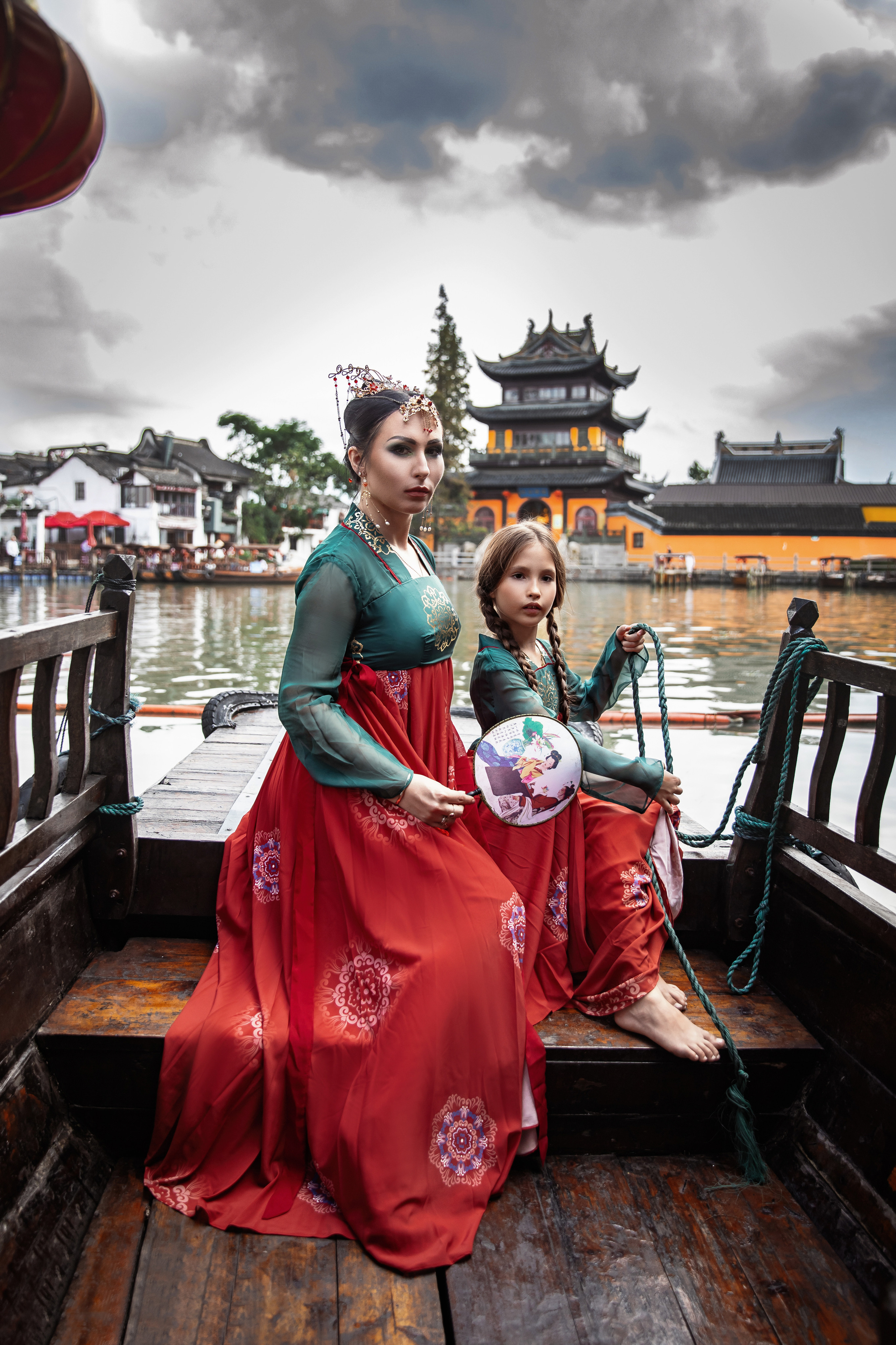 Фотосессия в пригороде Шанхая, в древней водной деревне Чжуцзязяо (Zhujiajiao). Костюмы напрокат, макияж и прическа от профессиональных стилистов. Китай, Шанхай, фотограф в Шанхае. Красный, черный, вода, природа, древность, цивилизация, лодка, храм, китайский колорит.
