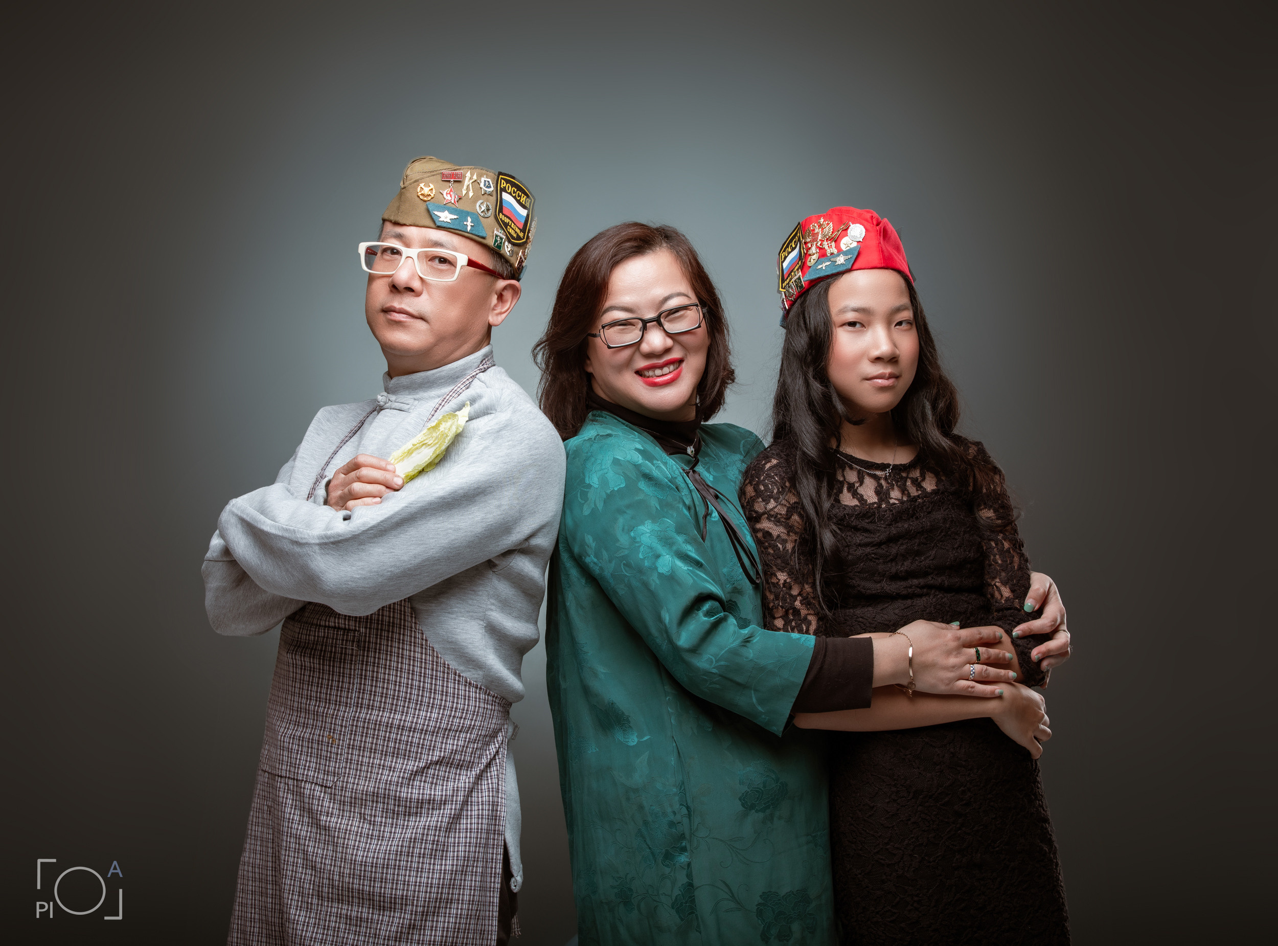 Friendly family: Photo shoot with pets in the studio. Photographer in Shanghai — Lola Pidluskaya