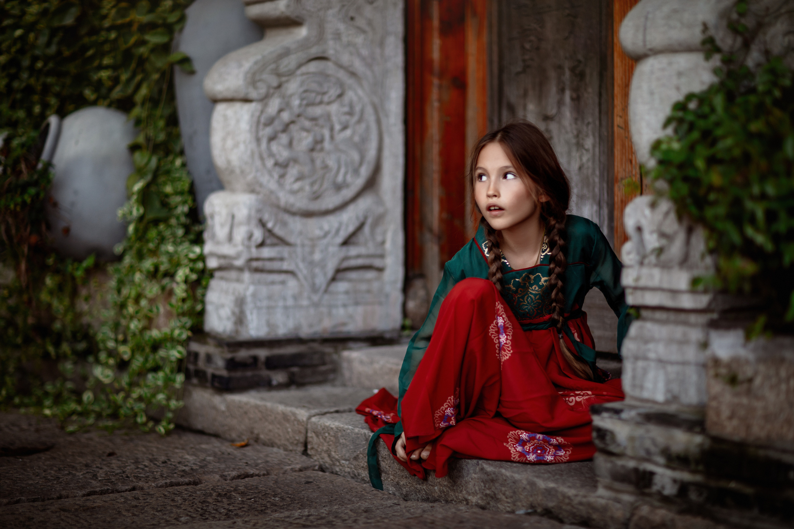 Фотосессия в пригороде Шанхая, в древней водной деревне Чжуцзязяо (Zhujiajiao). Костюмы напрокат, макияж и прическа от профессиональных стилистов. Китай, Шанхай, фотограф в Шанхае. Красный, черный, вода, природа, древность, цивилизация, лодка, храм, китайский колорит.