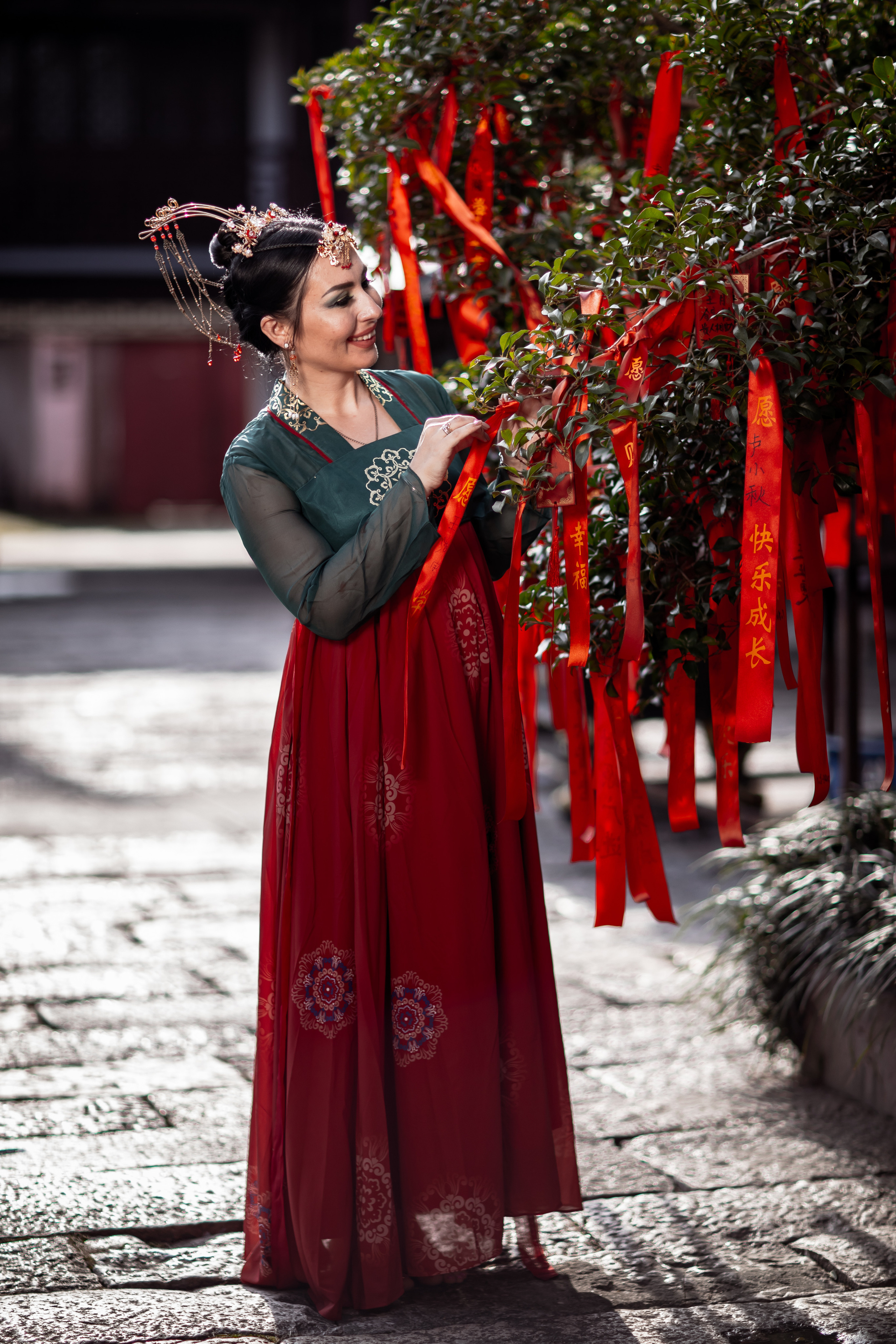 Фотосессия в пригороде Шанхая, в древней водной деревне Чжуцзязяо (Zhujiajiao). Костюмы напрокат, макияж и прическа от профессиональных стилистов. Китай, Шанхай, фотограф в Шанхае. Красный, черный, вода, природа, древность, цивилизация, лодка, храм, китайский колорит.