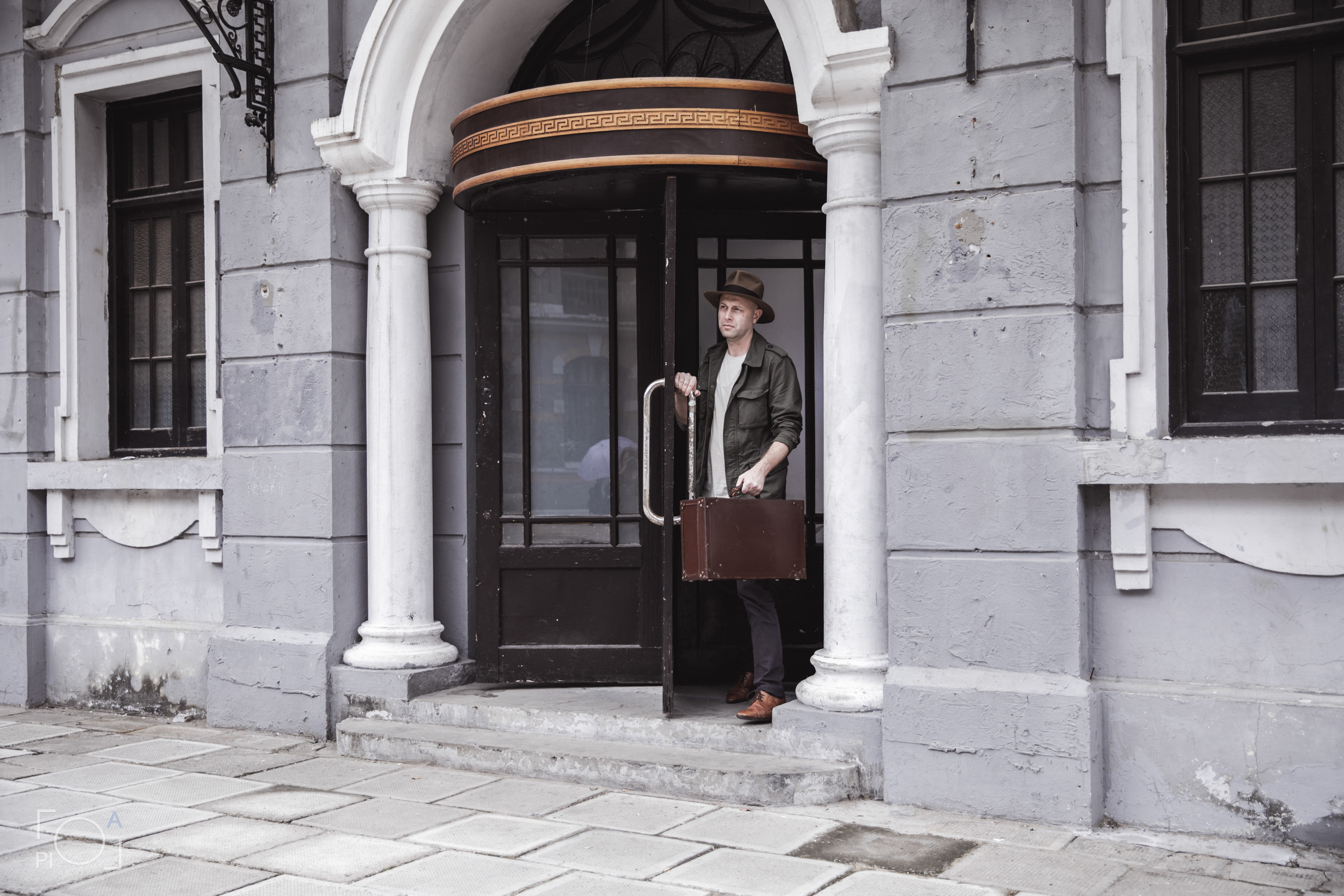 Australian blogger in a Shanghai movie studio. Unretouched. Photographer in Shanghai — Lola Pidluskaya