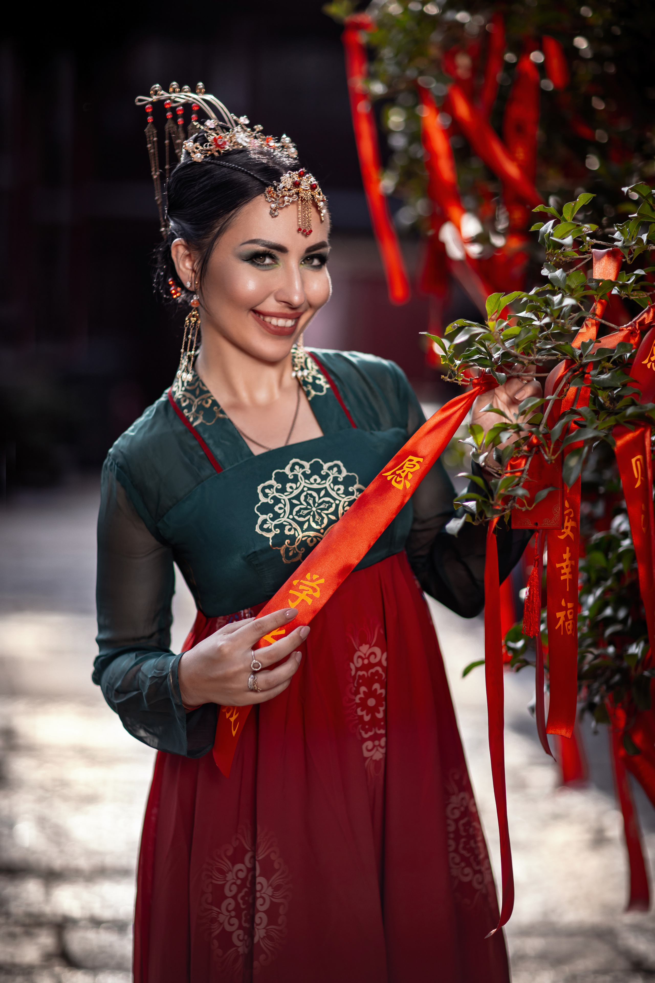 Фотосессия в пригороде Шанхая, в древней водной деревне Чжуцзязяо (Zhujiajiao). Костюмы напрокат, макияж и прическа от профессиональных стилистов. Китай, Шанхай, фотограф в Шанхае. Красный, черный, вода, природа, древность, цивилизация, лодка, храм, китайский колорит.