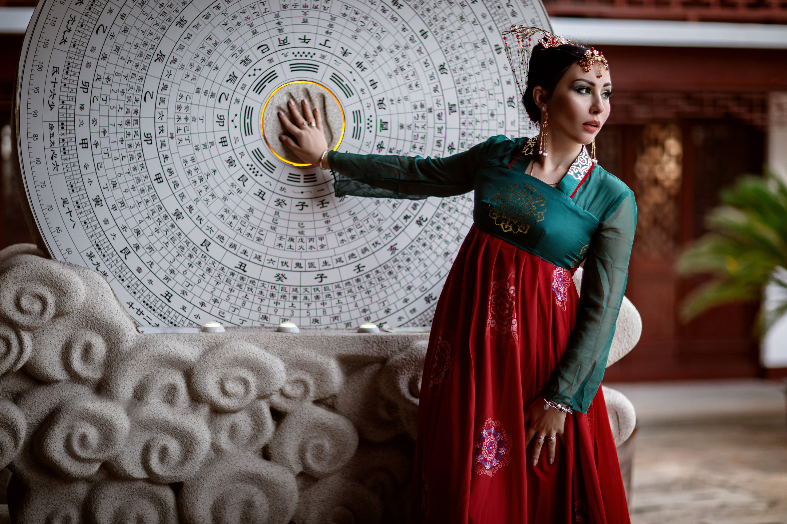 Фотосессия в пригороде Шанхая, в древней водной деревне Чжуцзязяо (Zhujiajiao). Костюмы напрокат, макияж и прическа от профессиональных стилистов. Китай, Шанхай, фотограф в Шанхае. Красный, черный, вода, природа, древность, цивилизация, лодка, храм, китайский колорит.