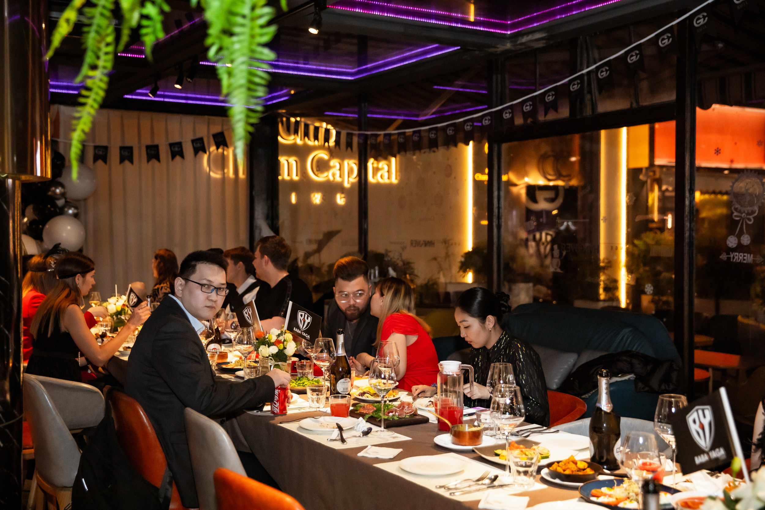 Corporate party in the style of a gangster party. Photographer in Shanghai — Lola Pidluskaya