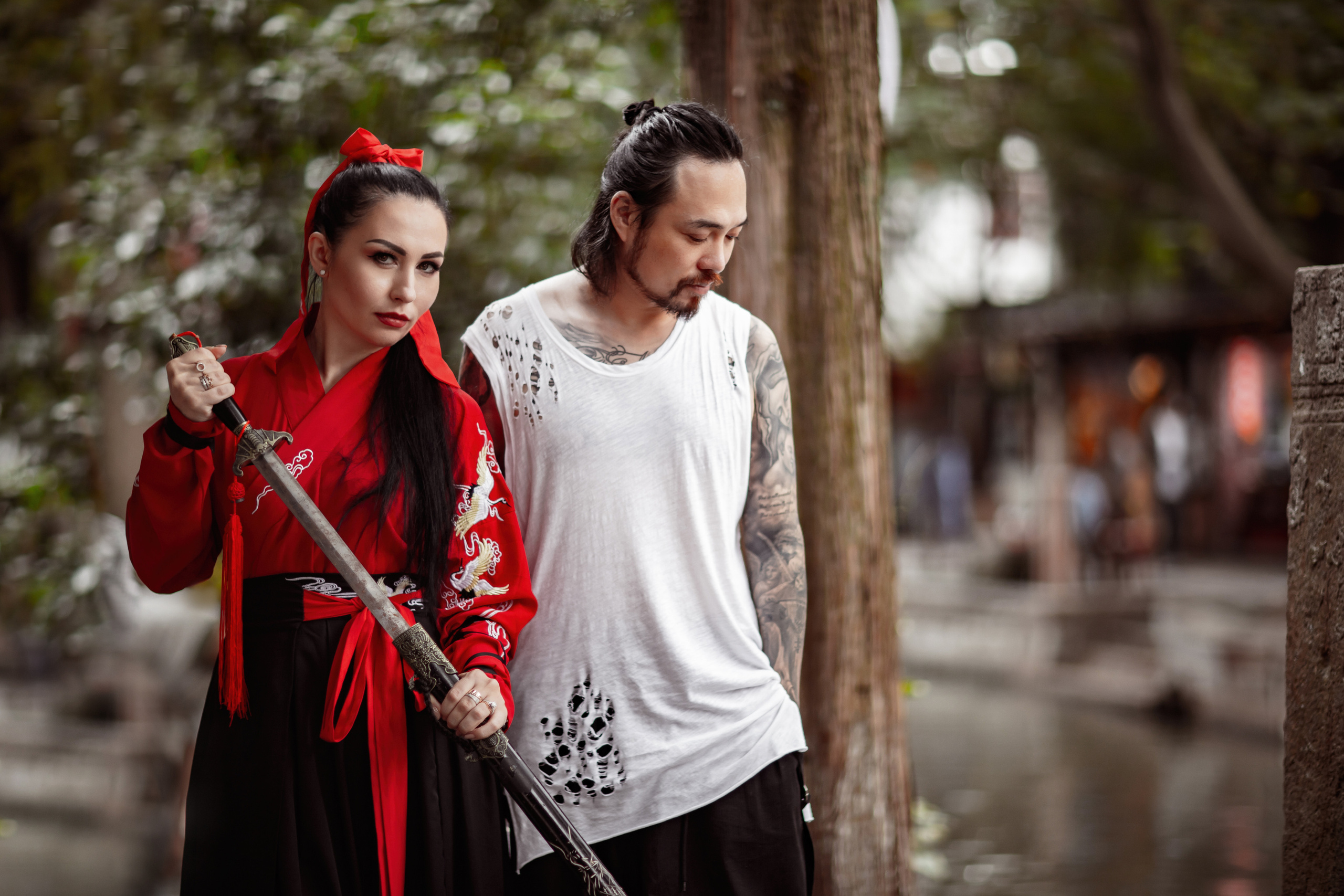 Фотосессия в пригороде Шанхая, в древней водной деревне Чжуцзязяо (Zhujiajiao). Костюмы напрокат, макияж и прическа от профессиональных стилистов. Китай, Шанхай, фотограф в Шанхае. Красный, черный, вода, природа, древность, цивилизация, лодка, храм, китайский колорит.
