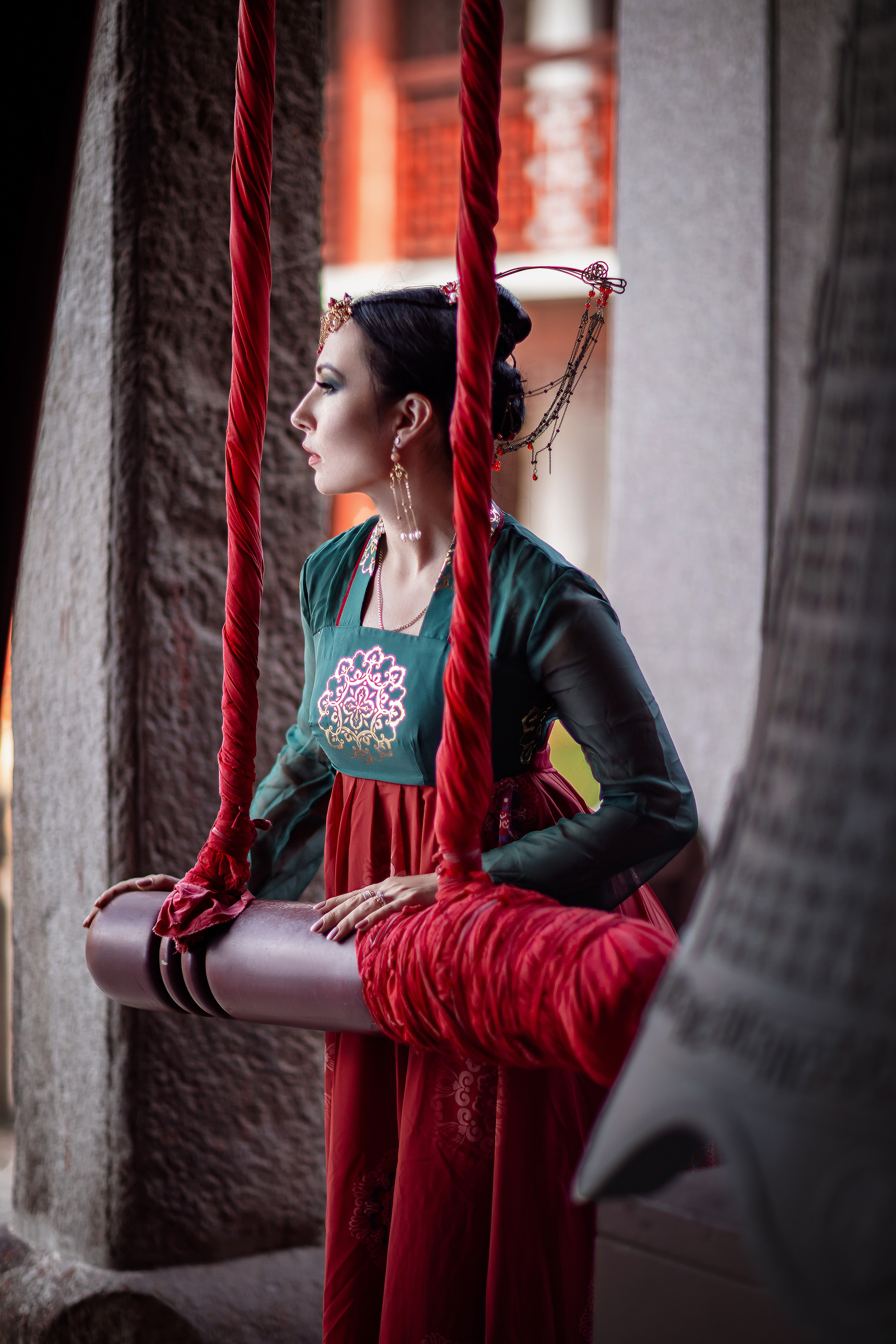 Фотосессия в пригороде Шанхая, в древней водной деревне Чжуцзязяо (Zhujiajiao). Костюмы напрокат, макияж и прическа от профессиональных стилистов. Китай, Шанхай, фотограф в Шанхае. Красный, черный, вода, природа, древность, цивилизация, лодка, храм, китайский колорит.