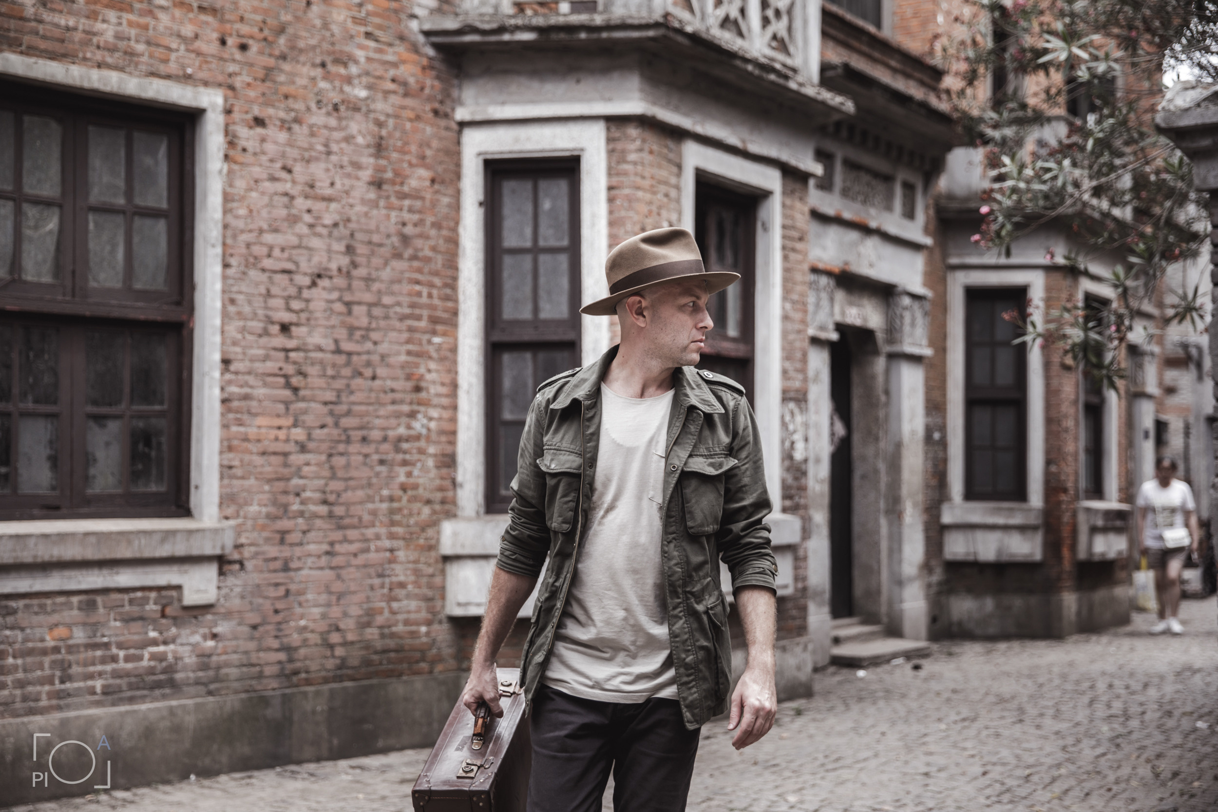 Australian blogger in a Shanghai movie studio. Unretouched. Photographer in Shanghai — Lola Pidluskaya