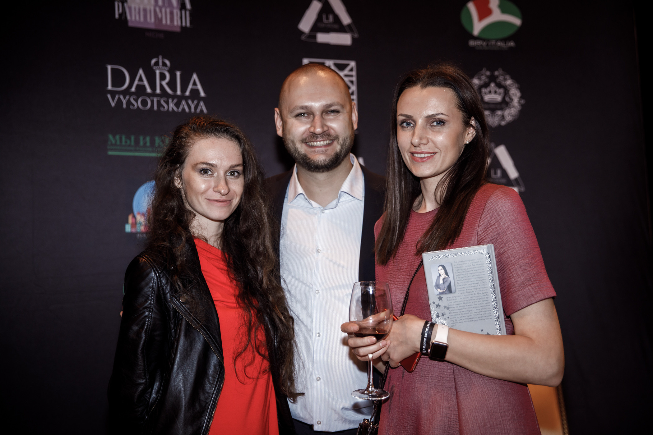 Презентация книги Д. Высоцкой. Фотограф в Шанхае — Лола Пидлуская