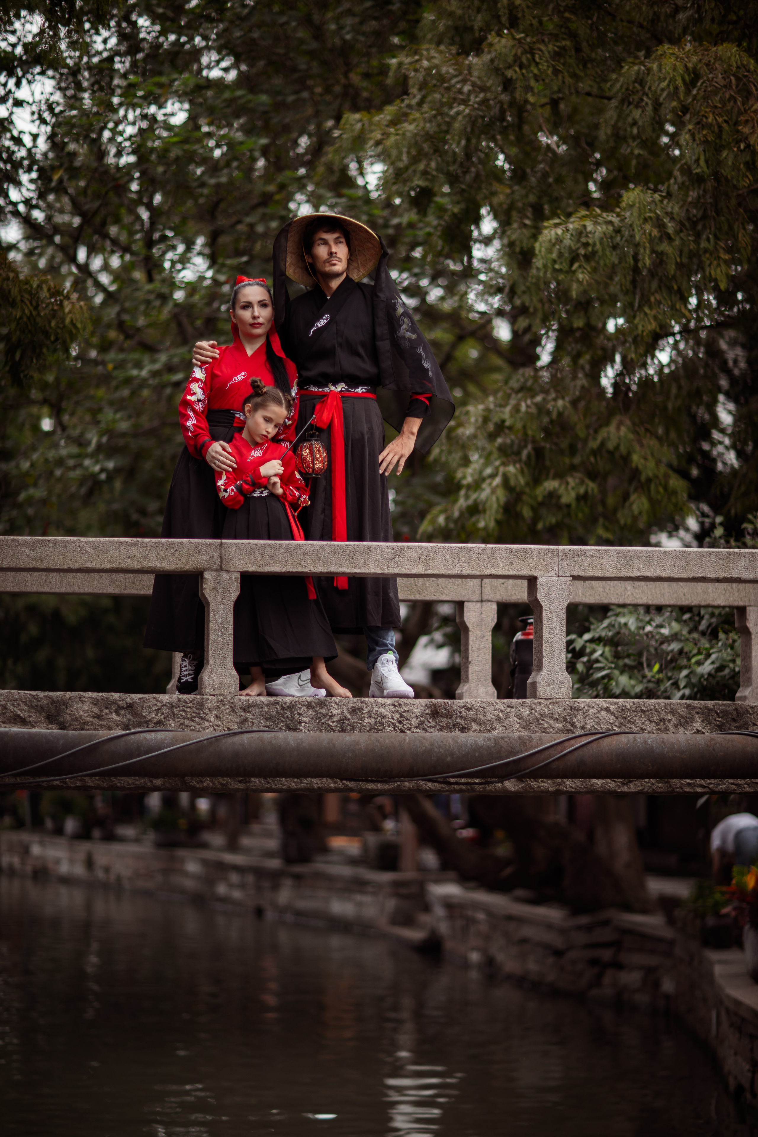 Фотосессия в пригороде Шанхая, в древней водной деревне Чжуцзязяо (Zhujiajiao). Костюмы напрокат, макияж и прическа от профессиональных стилистов. Китай, Шанхай, фотограф в Шанхае. Красный, черный, вода, природа, древность, цивилизация, лодка, храм, китайский колорит.