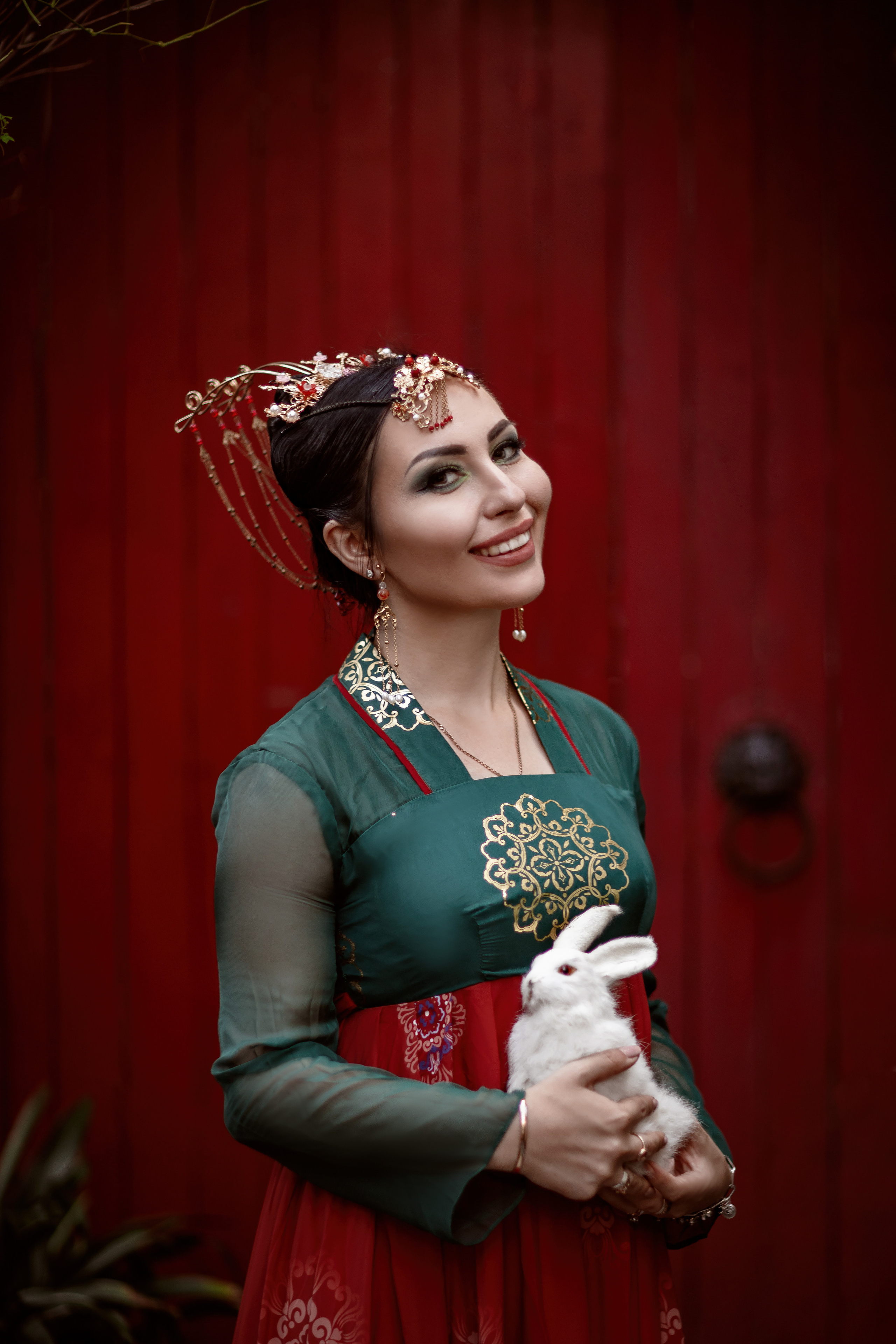 Фотосессия в пригороде Шанхая, в древней водной деревне Чжуцзязяо (Zhujiajiao). Костюмы напрокат, макияж и прическа от профессиональных стилистов. Китай, Шанхай, фотограф в Шанхае. Красный, черный, вода, природа, древность, цивилизация, лодка, храм, китайский колорит.