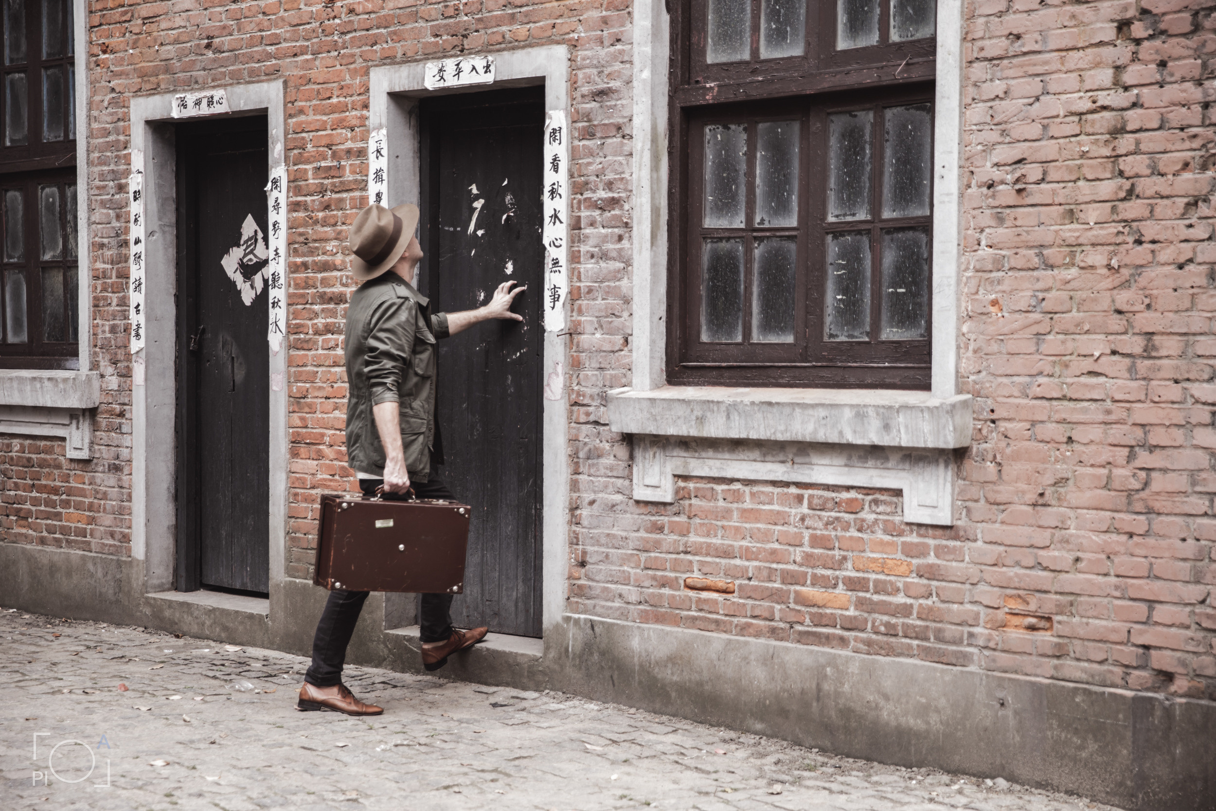 Australian blogger in a Shanghai movie studio. Unretouched. Photographer in Shanghai — Lola Pidluskaya