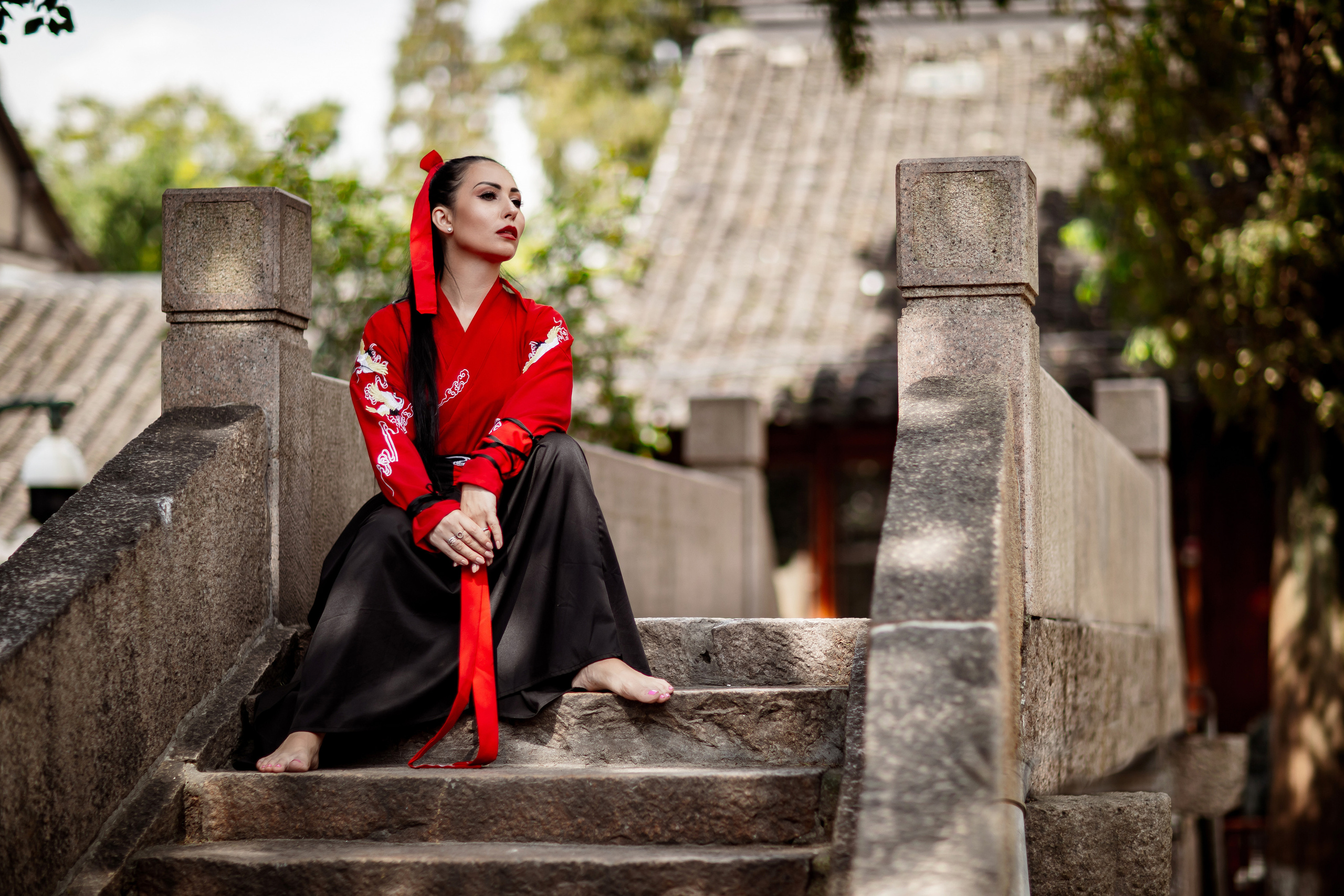 Фотосессия в пригороде Шанхая, в древней водной деревне Чжуцзязяо (Zhujiajiao). Костюмы напрокат, макияж и прическа от профессиональных стилистов. Китай, Шанхай, фотограф в Шанхае. Красный, черный, вода, природа, древность, цивилизация, лодка, храм, китайский колорит.