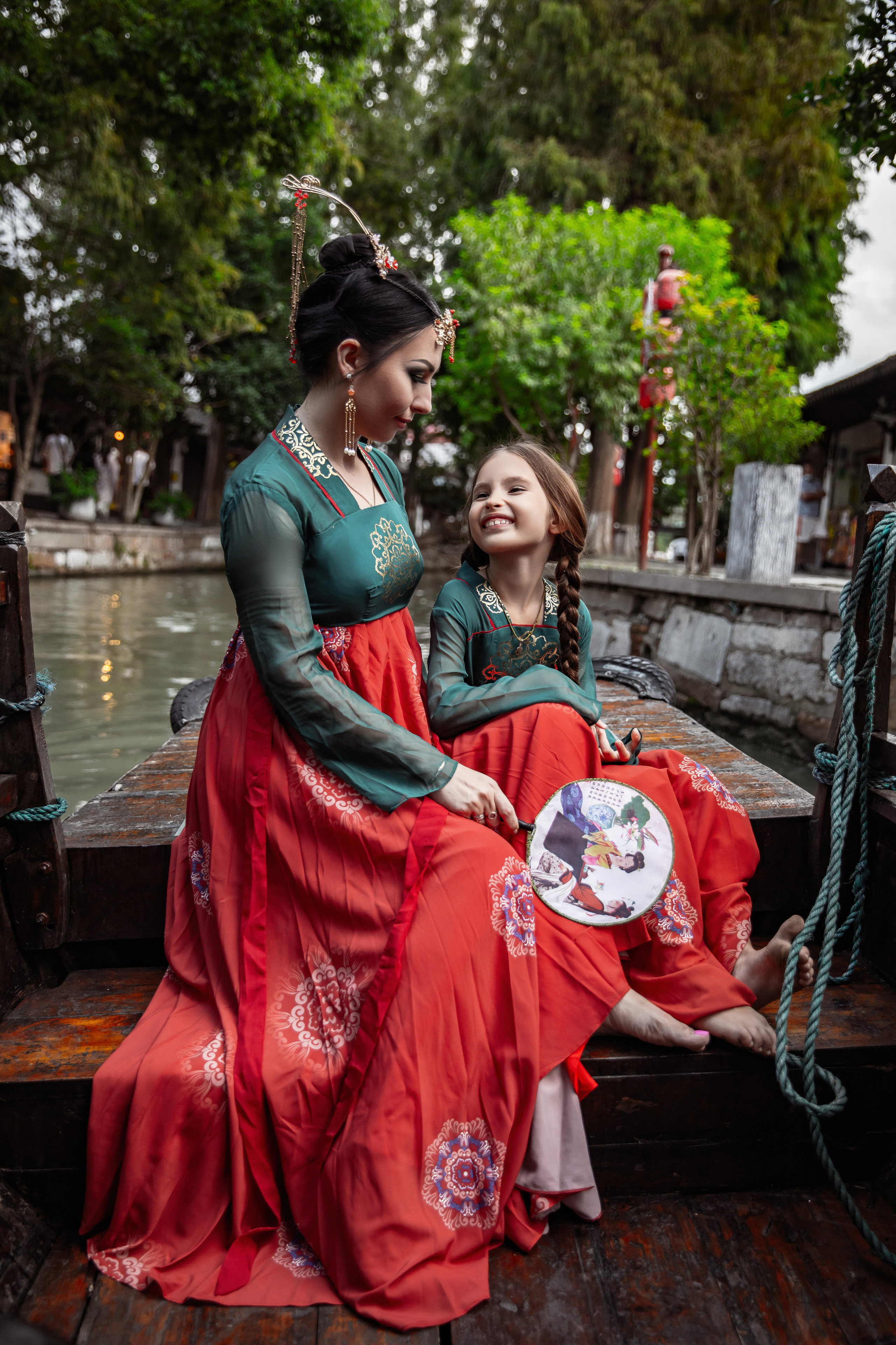 Фотосессия в пригороде Шанхая, в древней водной деревне Чжуцзязяо (Zhujiajiao). Костюмы напрокат, макияж и прическа от профессиональных стилистов. Китай, Шанхай, фотограф в Шанхае. Красный, черный, вода, природа, древность, цивилизация, лодка, храм, китайский колорит.