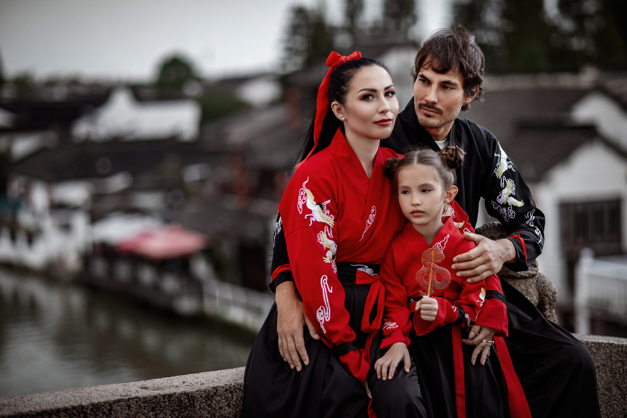 Фотосессия в пригороде Шанхая, в древней водной деревне Чжуцзязяо (Zhujiajiao). Костюмы напрокат, макияж и прическа от профессиональных стилистов. Китай, Шанхай, фотограф в Шанхае. Красный, черный, вода, природа, древность, цивилизация, лодка, храм, китайский колорит.