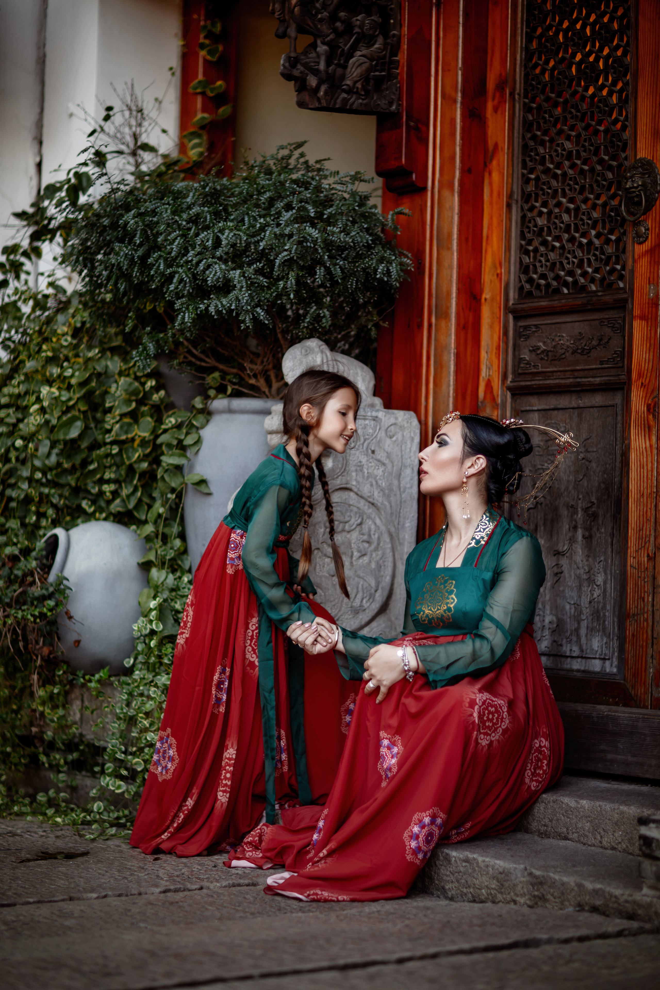Фотосессия в пригороде Шанхая, в древней водной деревне Чжуцзязяо (Zhujiajiao). Костюмы напрокат, макияж и прическа от профессиональных стилистов. Китай, Шанхай, фотограф в Шанхае. Красный, черный, вода, природа, древность, цивилизация, лодка, храм, китайский колорит.