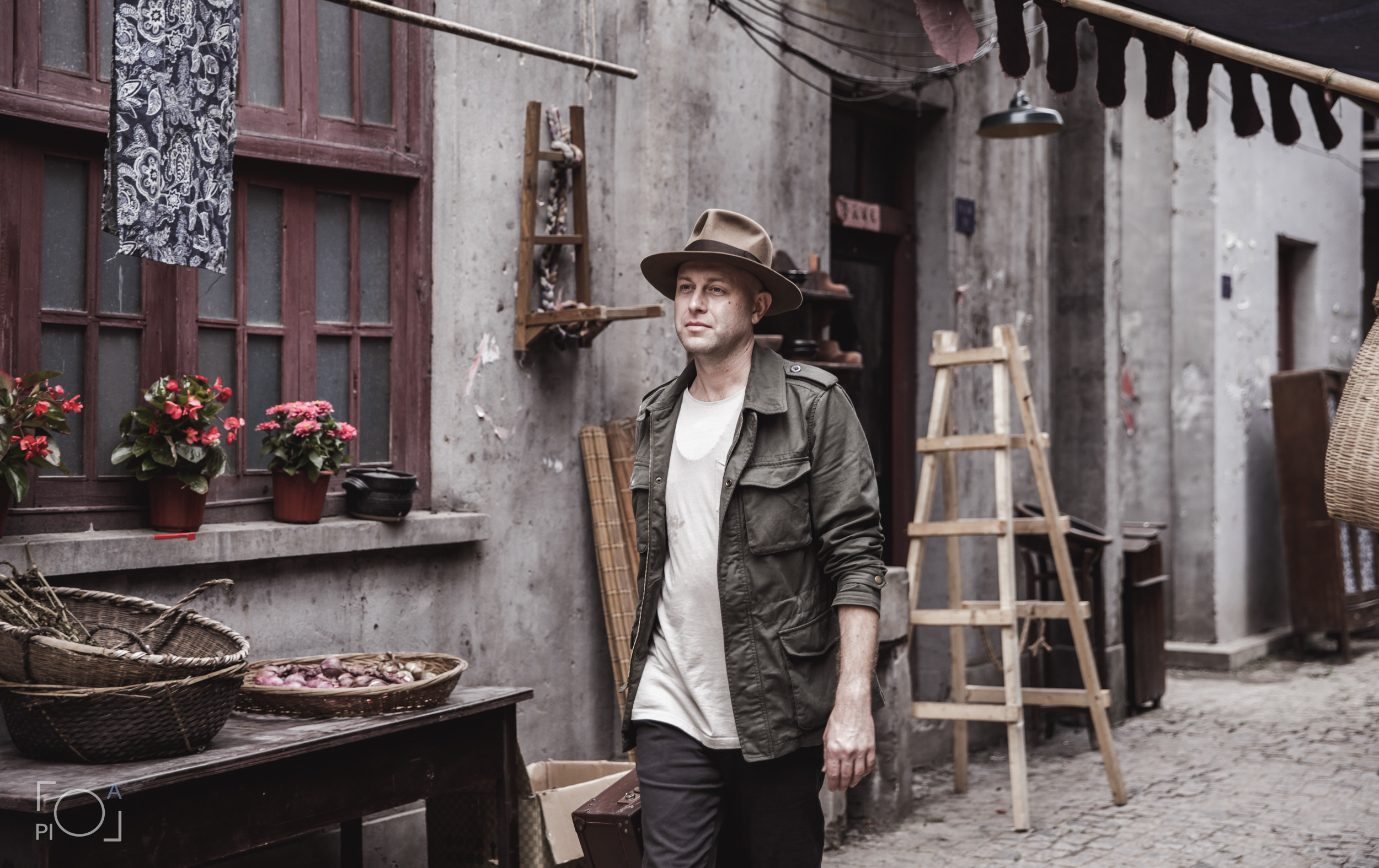 Australian blogger in a Shanghai movie studio. Unretouched. Photographer in Shanghai — Lola Pidluskaya