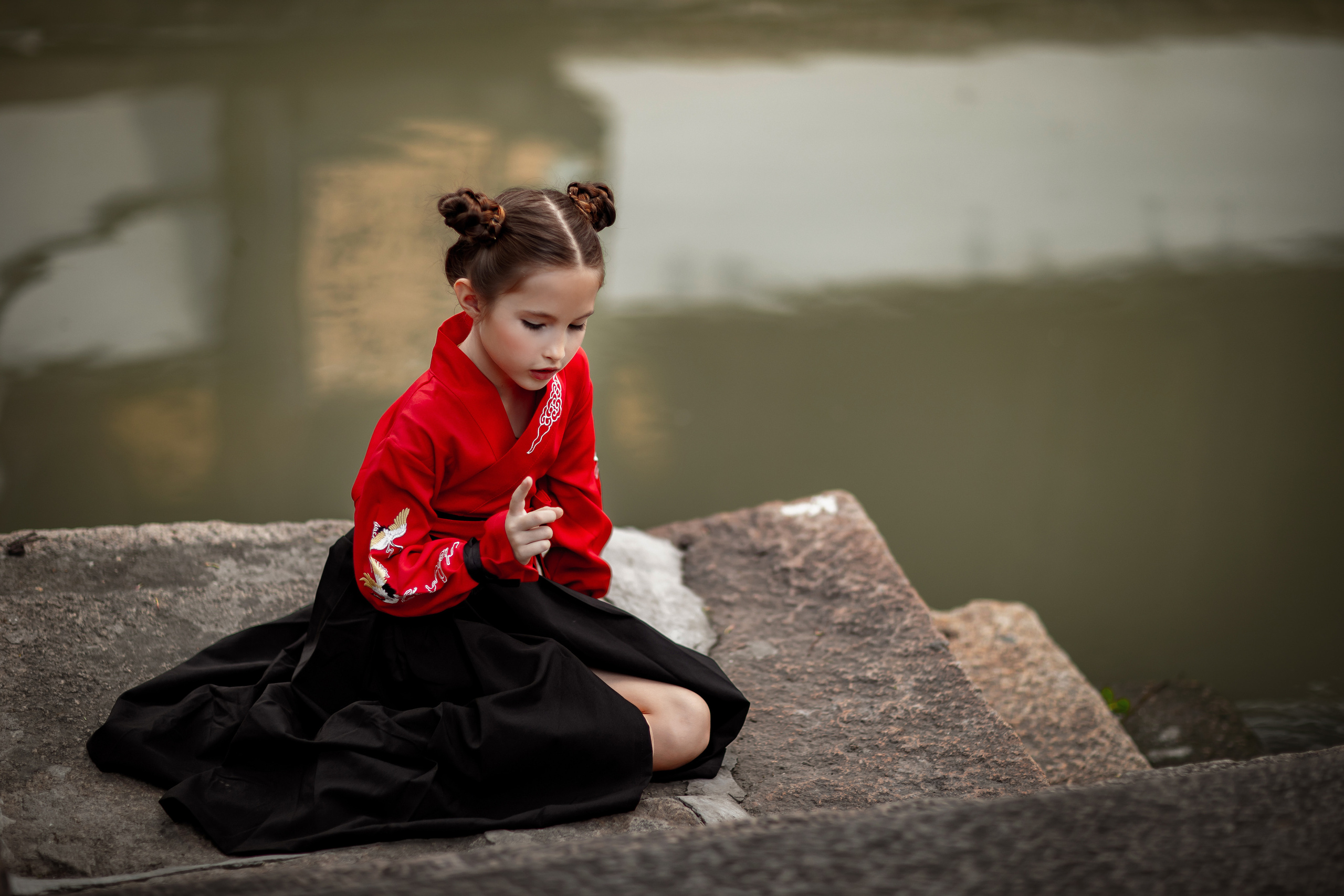 Фотосессия в пригороде Шанхая, в древней водной деревне Чжуцзязяо (Zhujiajiao). Костюмы напрокат, макияж и прическа от профессиональных стилистов. Китай, Шанхай, фотограф в Шанхае. Красный, черный, вода, природа, древность, цивилизация, лодка, храм, китайский колорит.