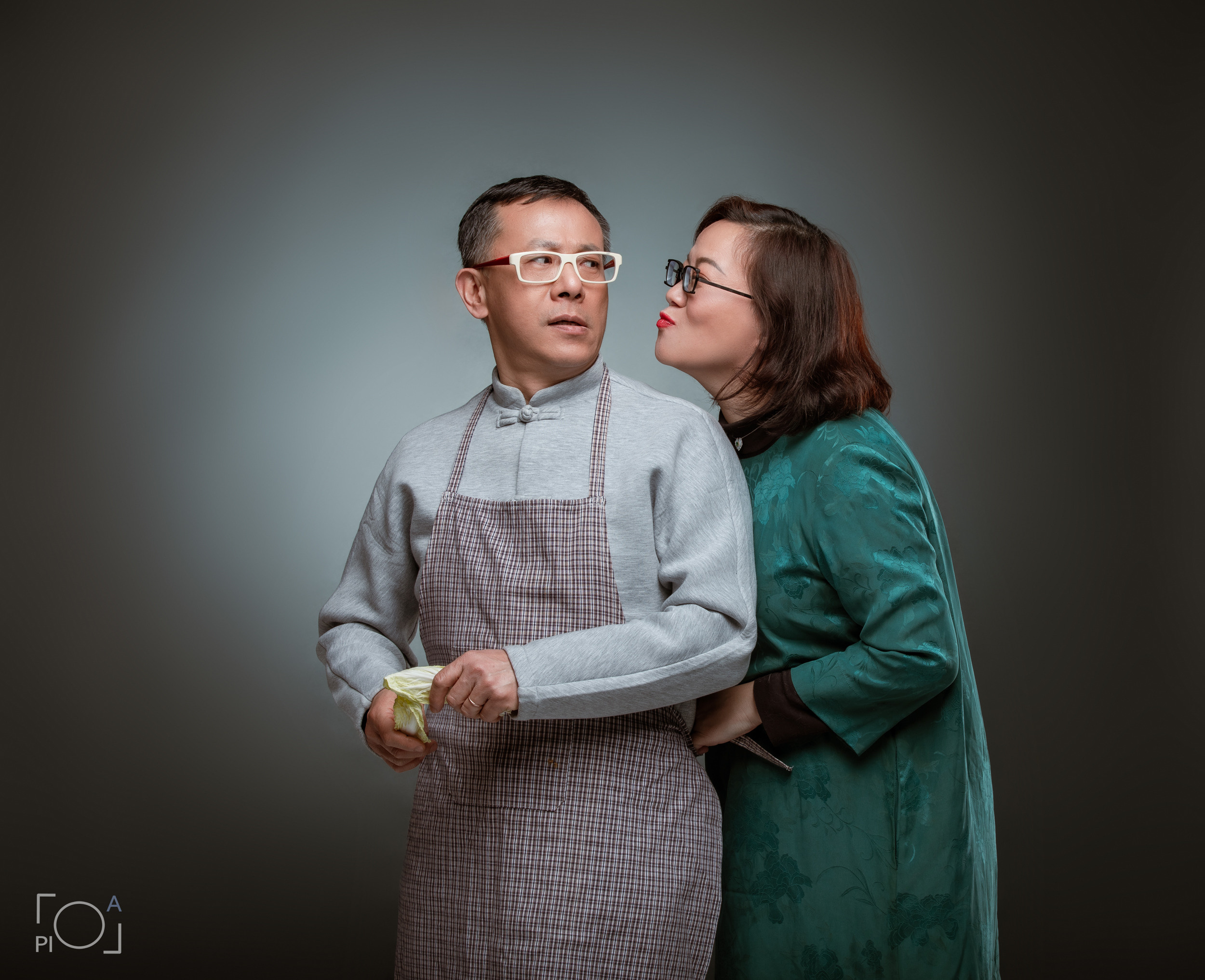 Friendly family: Photo shoot with pets in the studio. Photographer in Shanghai — Lola Pidluskaya