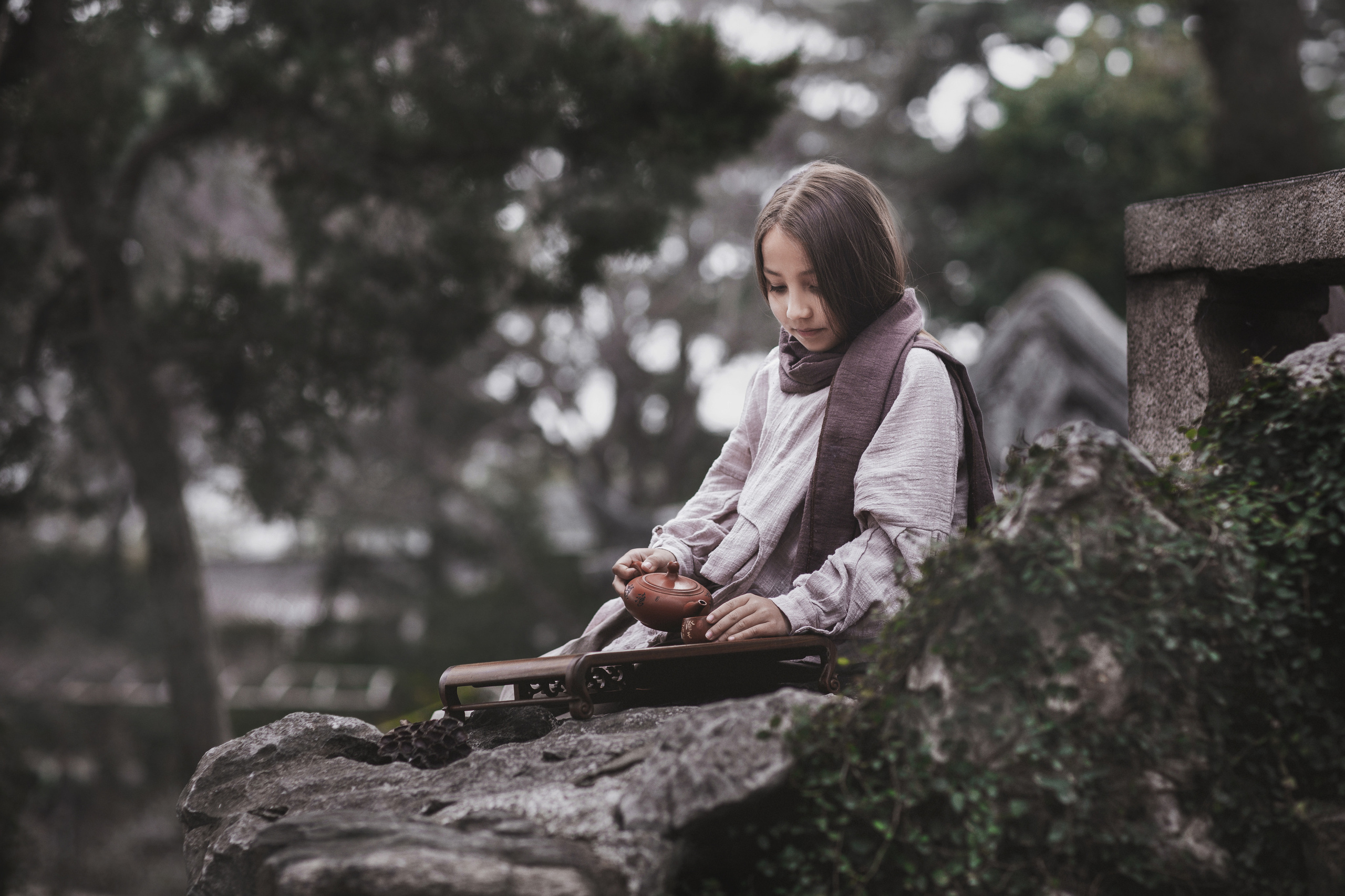 Travel photo shoot in Suzhou. Photographer Lola Pidluskaya traveling to any country and city. Atmospheric photo shoots in Chinese gardens