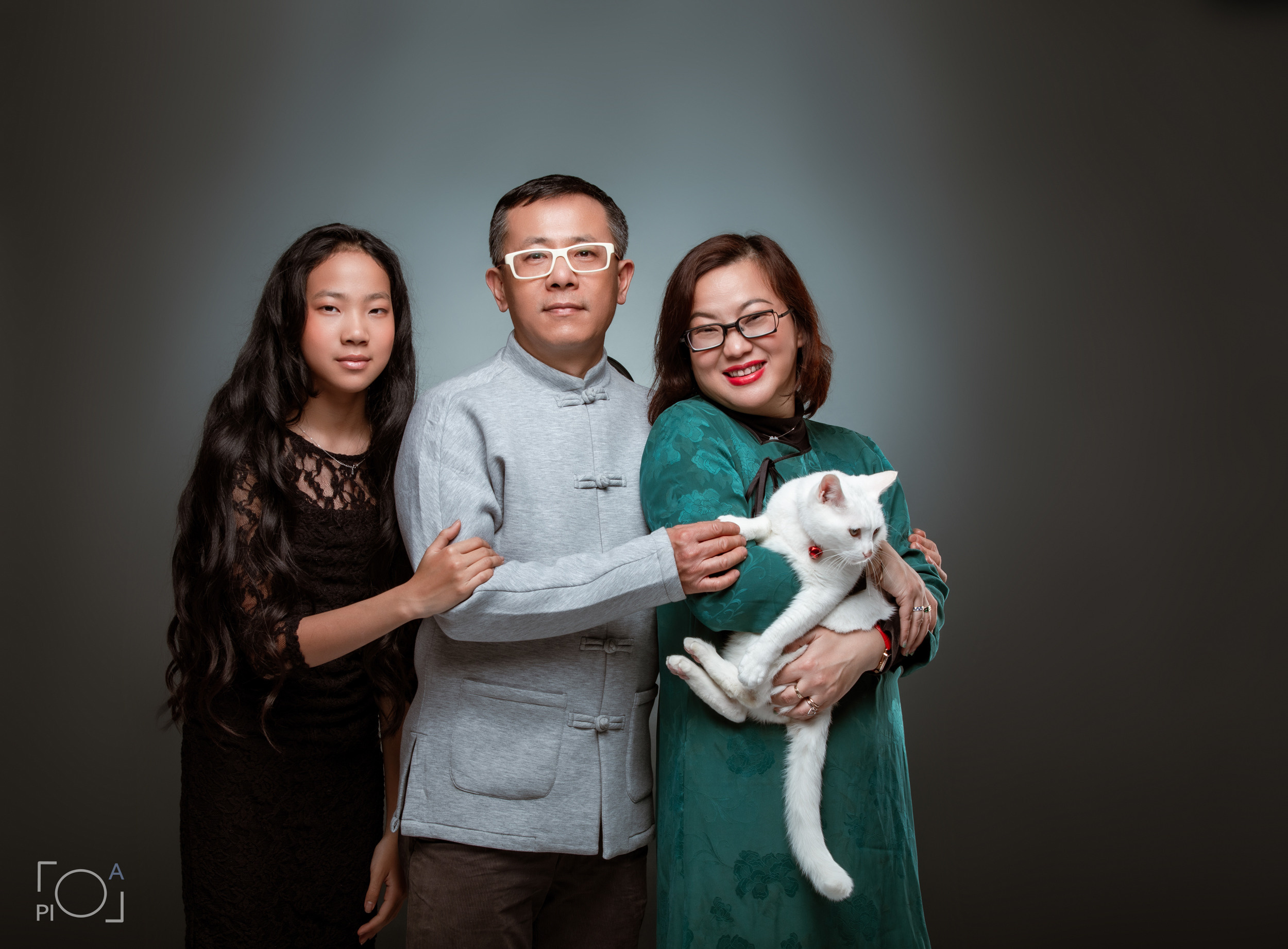 Friendly family: Photo shoot with pets in the studio. Photographer in Shanghai — Lola Pidluskaya
