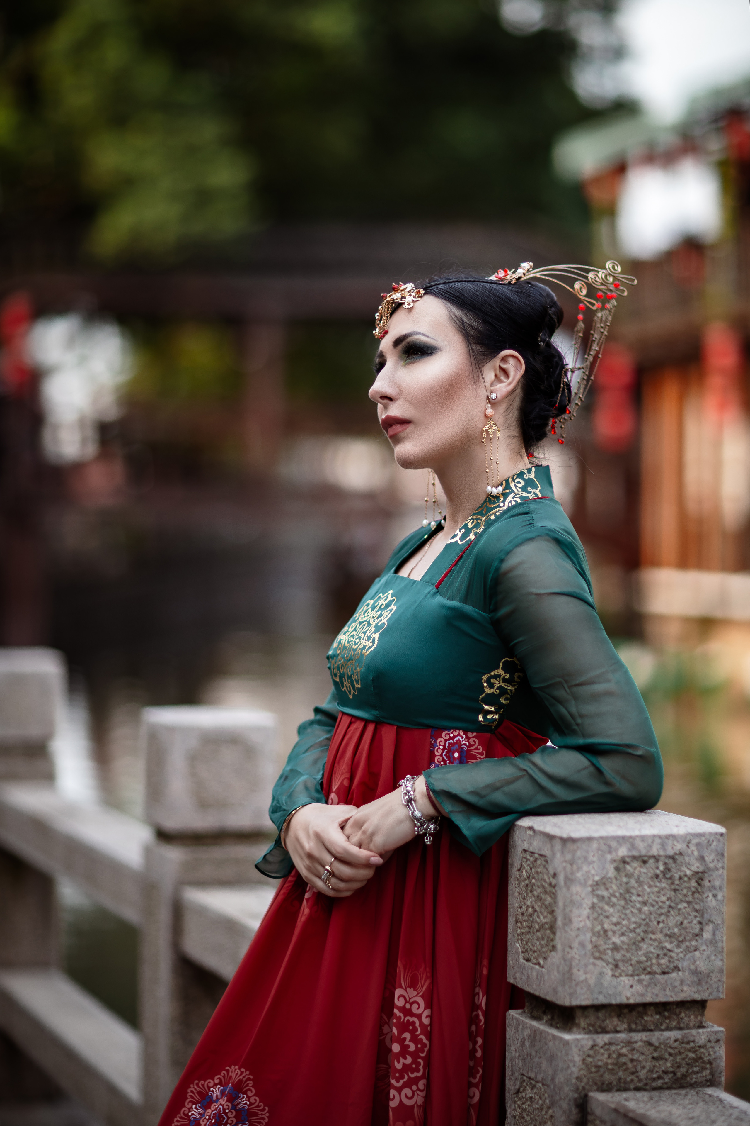 Фотосессия в пригороде Шанхая, в древней водной деревне Чжуцзязяо (Zhujiajiao). Костюмы напрокат, макияж и прическа от профессиональных стилистов. Китай, Шанхай, фотограф в Шанхае. Красный, черный, вода, природа, древность, цивилизация, лодка, храм, китайский колорит.