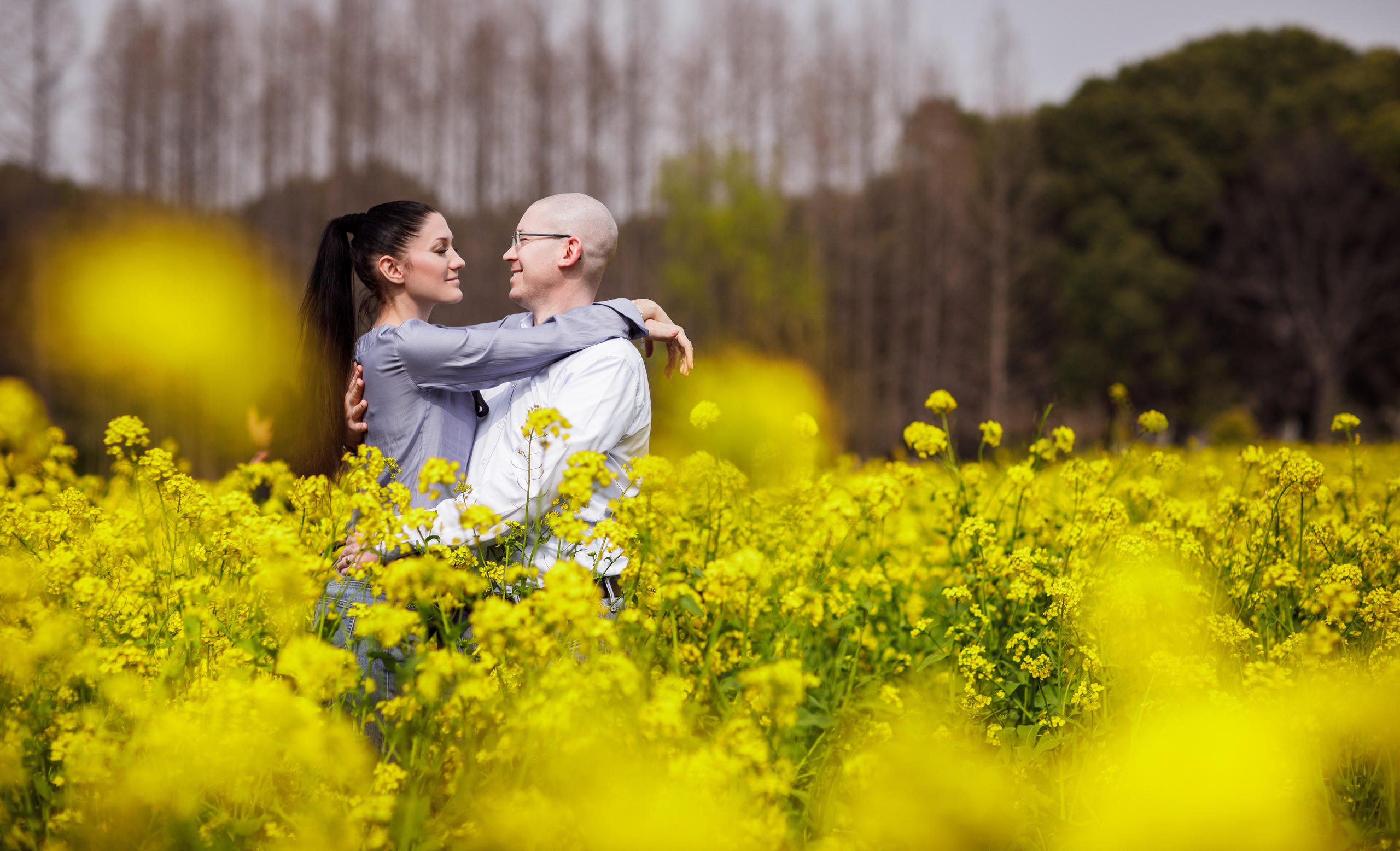 A romantic photo shoot in the rapeseed fields. Sea of yellow flowers. Photographer in Shanghai - Lola Pidluskaya