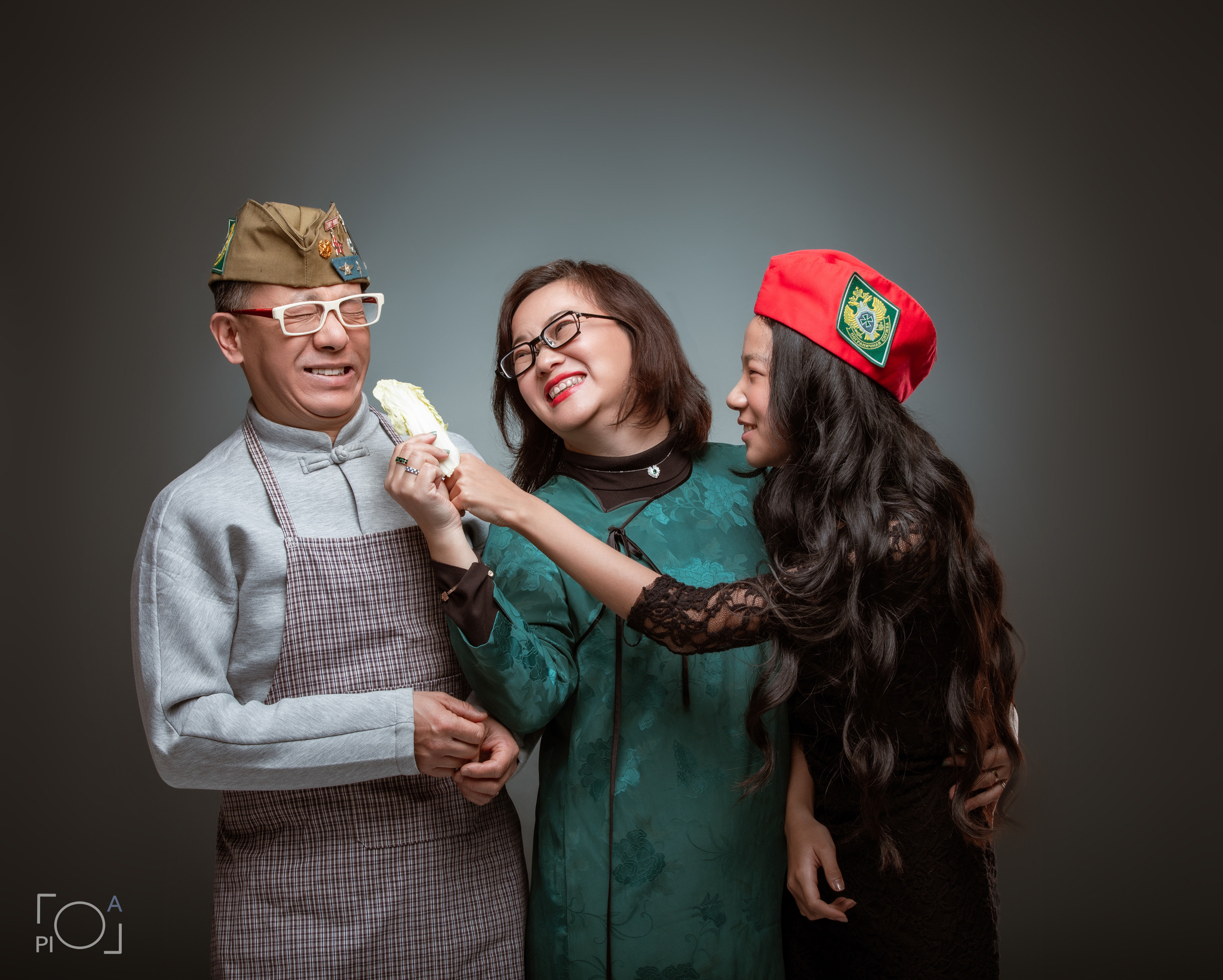Friendly family: Photo shoot with pets in the studio. Photographer in Shanghai — Lola Pidluskaya