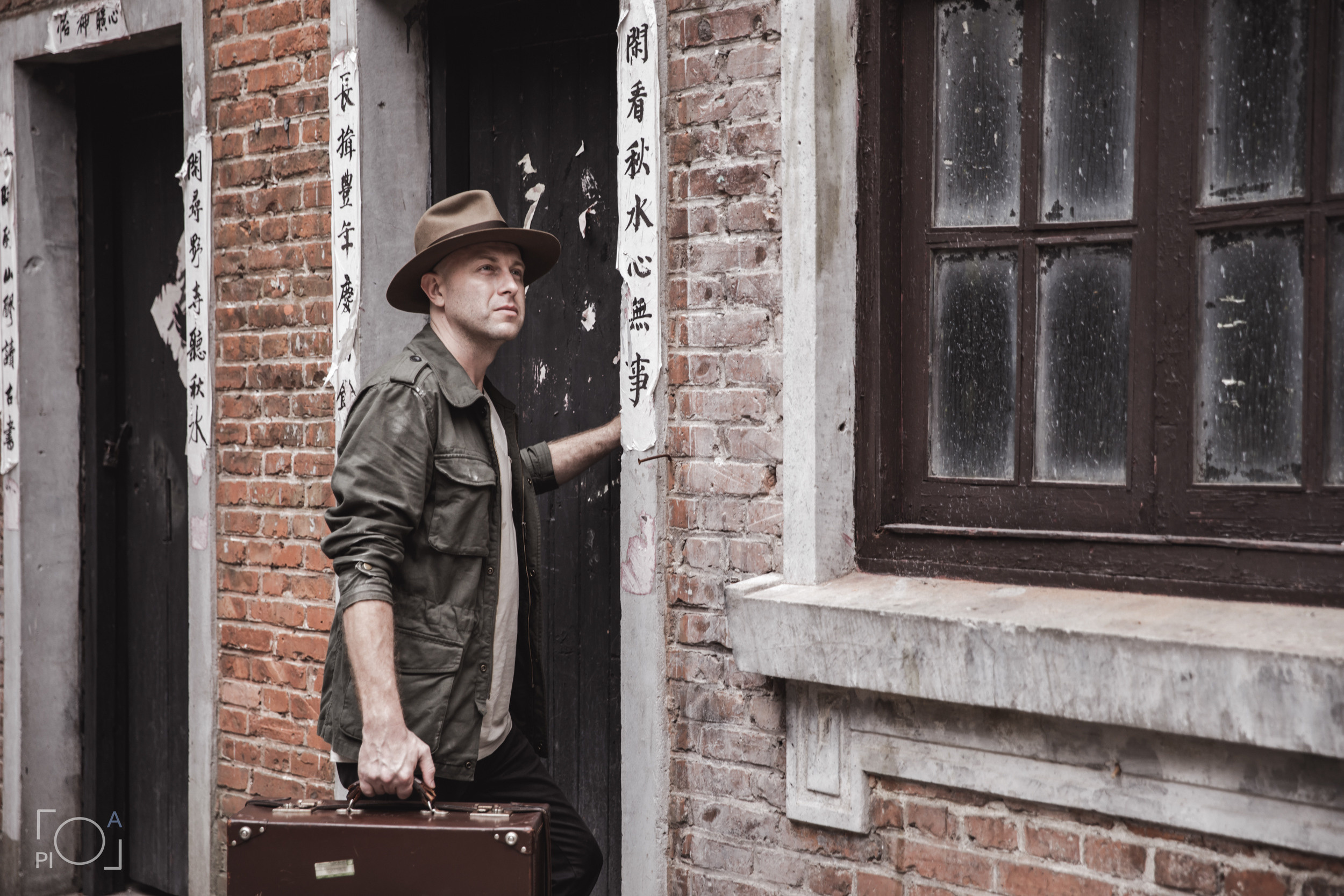 Australian blogger in a Shanghai movie studio. Unretouched. Photographer in Shanghai — Lola Pidluskaya