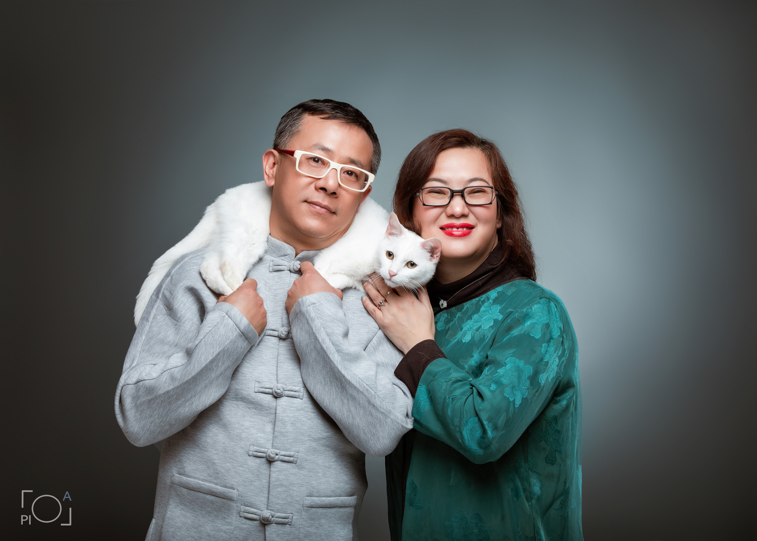 Friendly family: Photo shoot with pets in the studio. Photographer in Shanghai — Lola Pidluskaya
