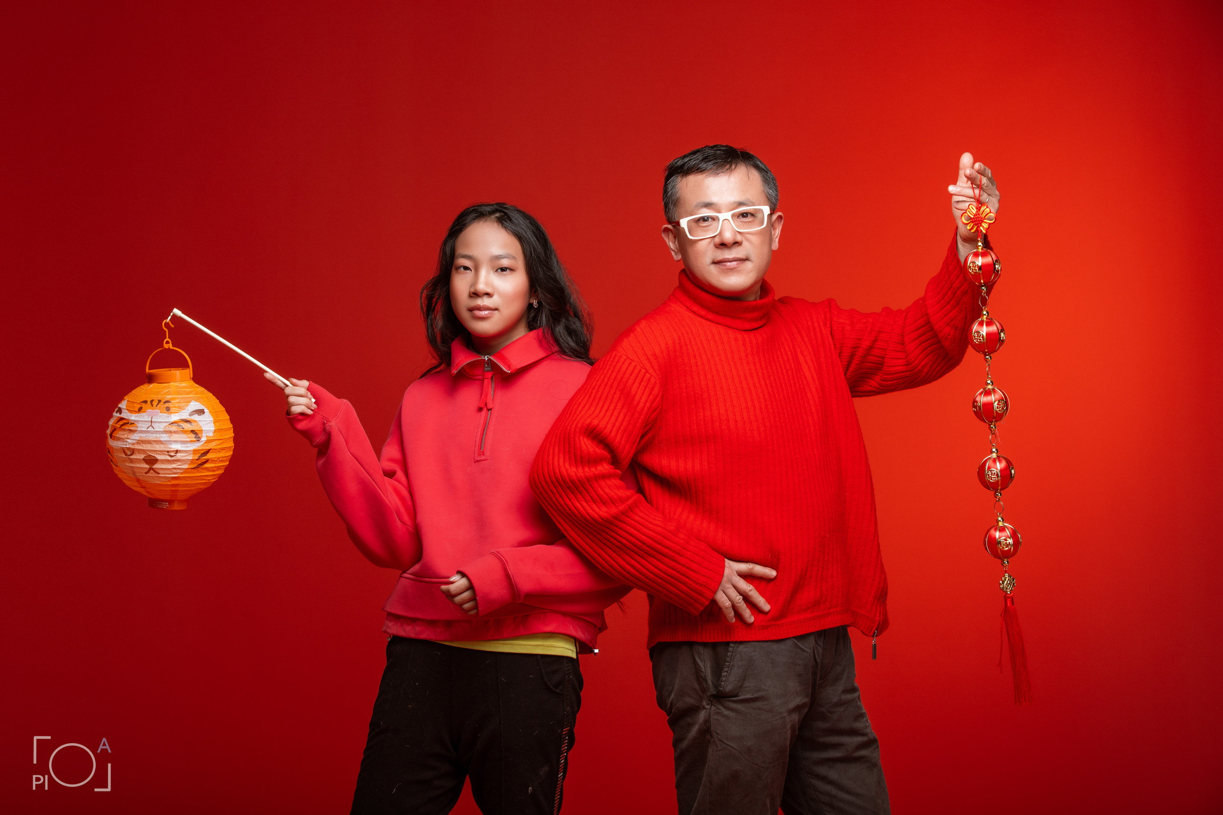 Friendly family: Photo shoot with pets in the studio. Photographer in Shanghai — Lola Pidluskaya