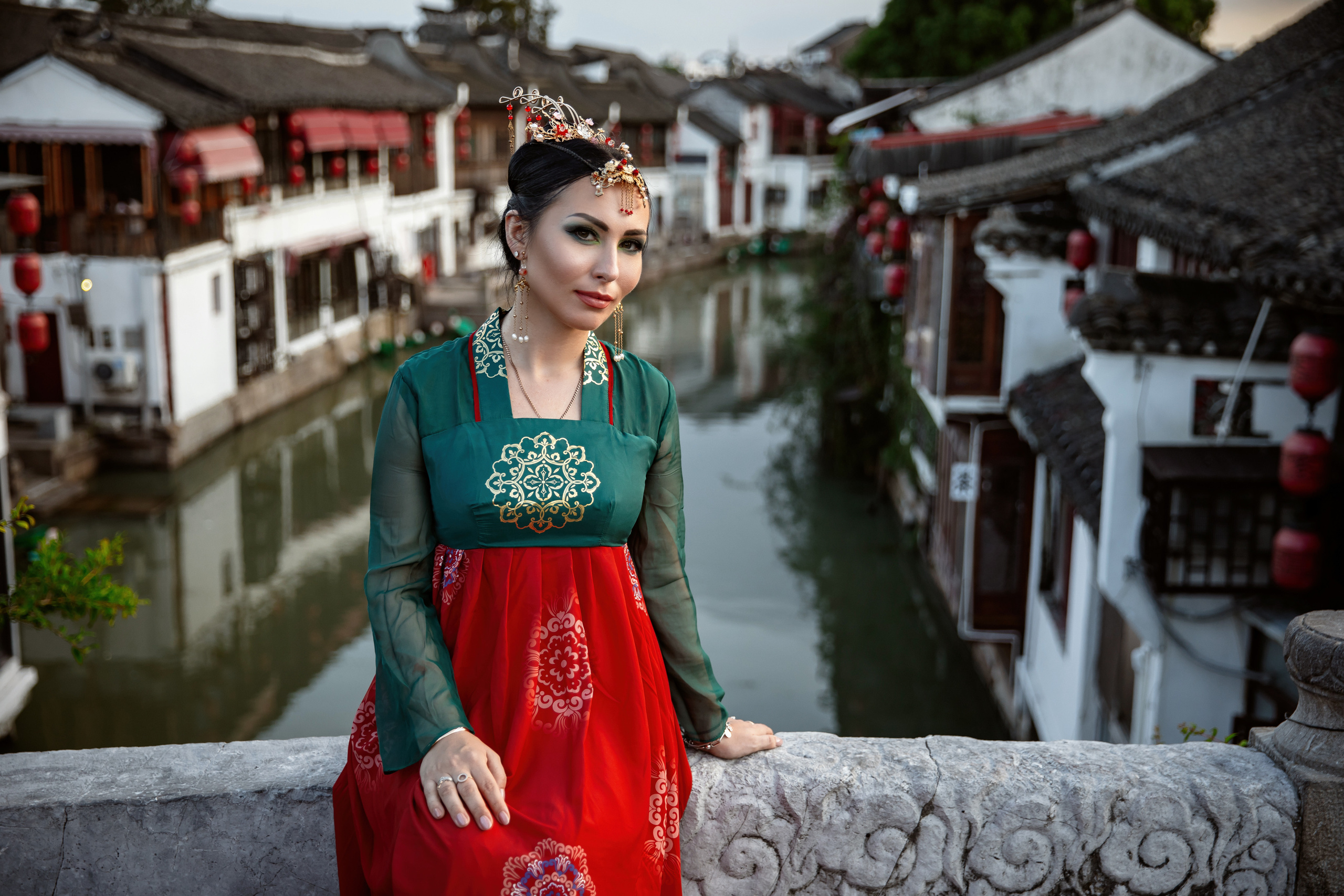 Фотосессия в пригороде Шанхая, в древней водной деревне Чжуцзязяо (Zhujiajiao). Костюмы напрокат, макияж и прическа от профессиональных стилистов. Китай, Шанхай, фотограф в Шанхае. Красный, черный, вода, природа, древность, цивилизация, лодка, храм, китайский колорит.