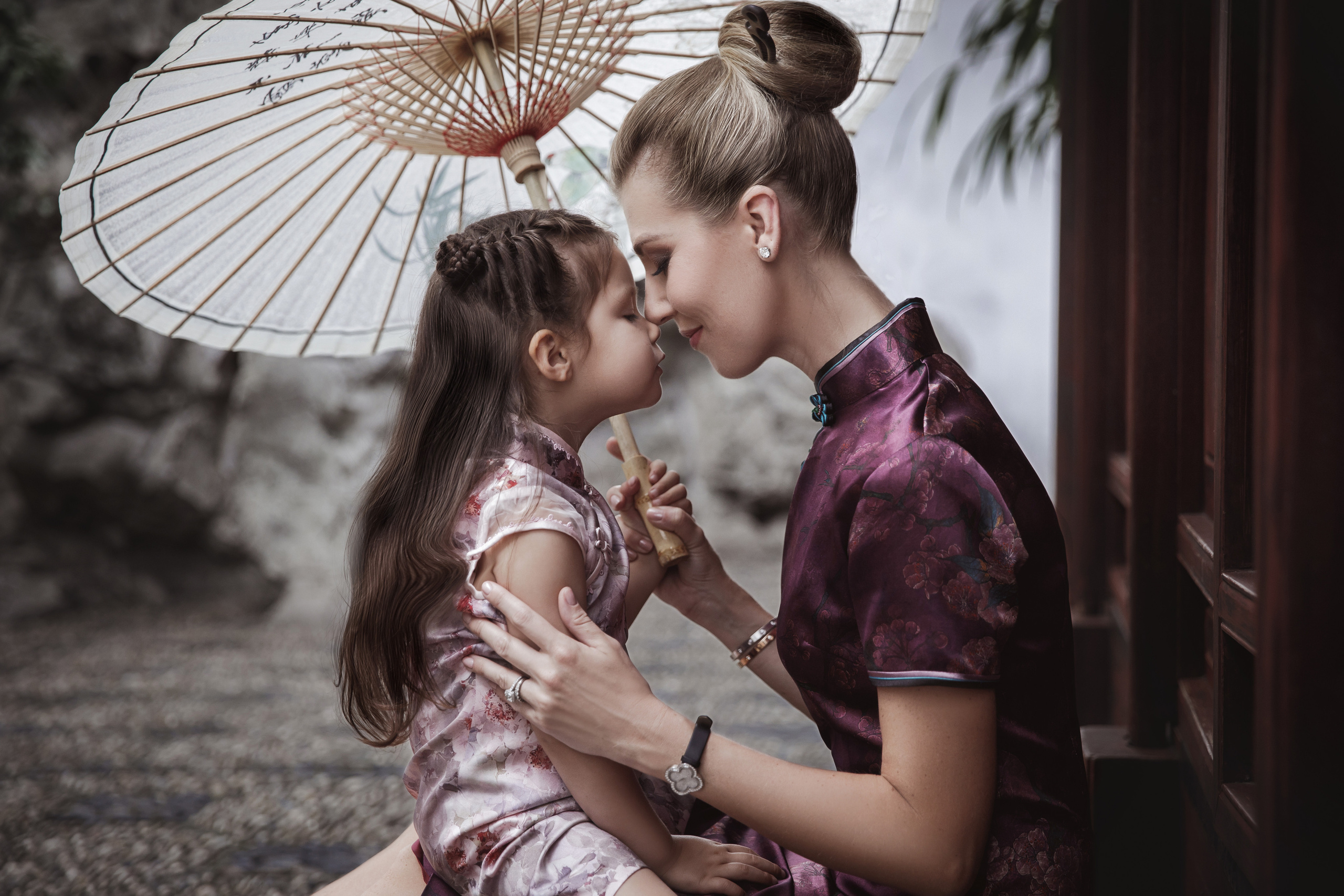 Photographer Lola Pidluskaya - Photo shoot in Shanghai, Yu Garden of Joy. Mom and daughter.