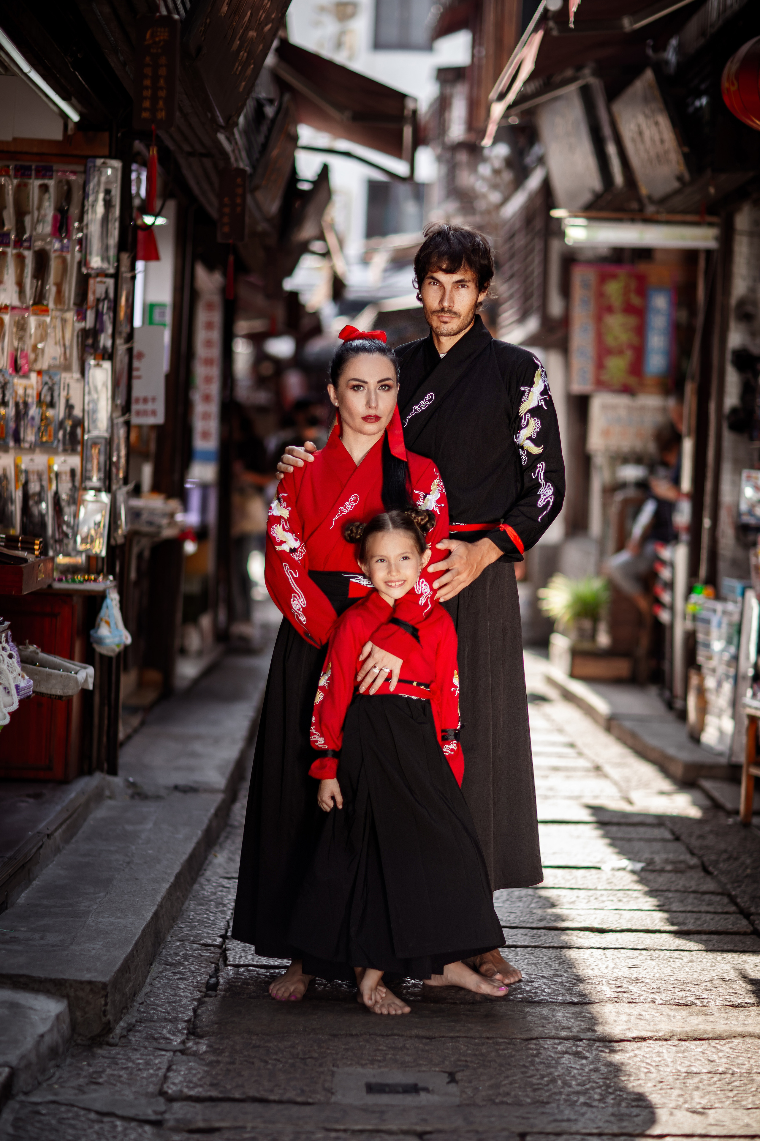 Фотосессия в пригороде Шанхая, в древней водной деревне Чжуцзязяо (Zhujiajiao). Костюмы напрокат, макияж и прическа от профессиональных стилистов. Китай, Шанхай, фотограф в Шанхае. Красный, черный, вода, природа, древность, цивилизация, лодка, храм, китайский колорит.