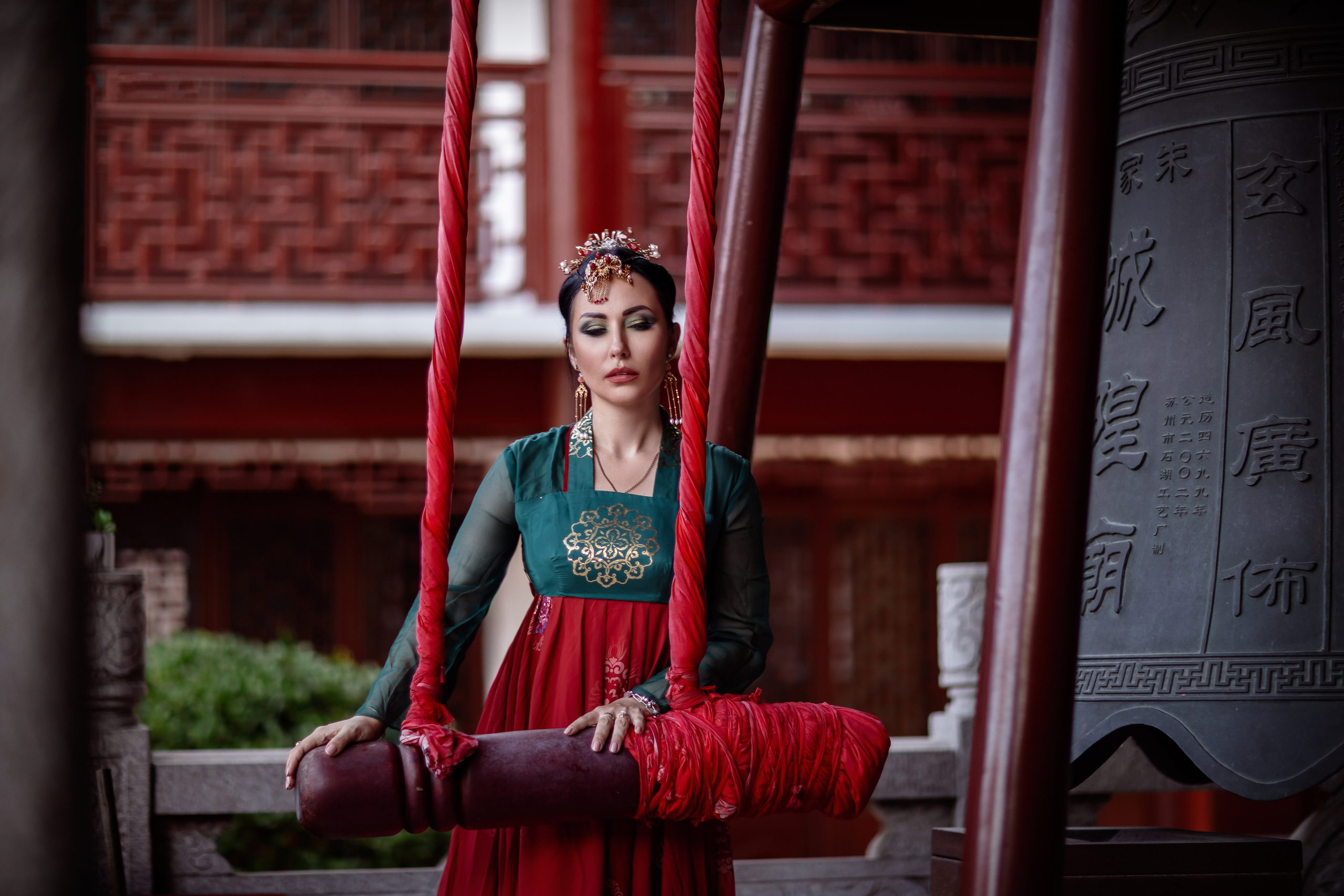 Фотосессия в пригороде Шанхая, в древней водной деревне Чжуцзязяо (Zhujiajiao). Костюмы напрокат, макияж и прическа от профессиональных стилистов. Китай, Шанхай, фотограф в Шанхае. Красный, черный, вода, природа, древность, цивилизация, лодка, храм, китайский колорит.