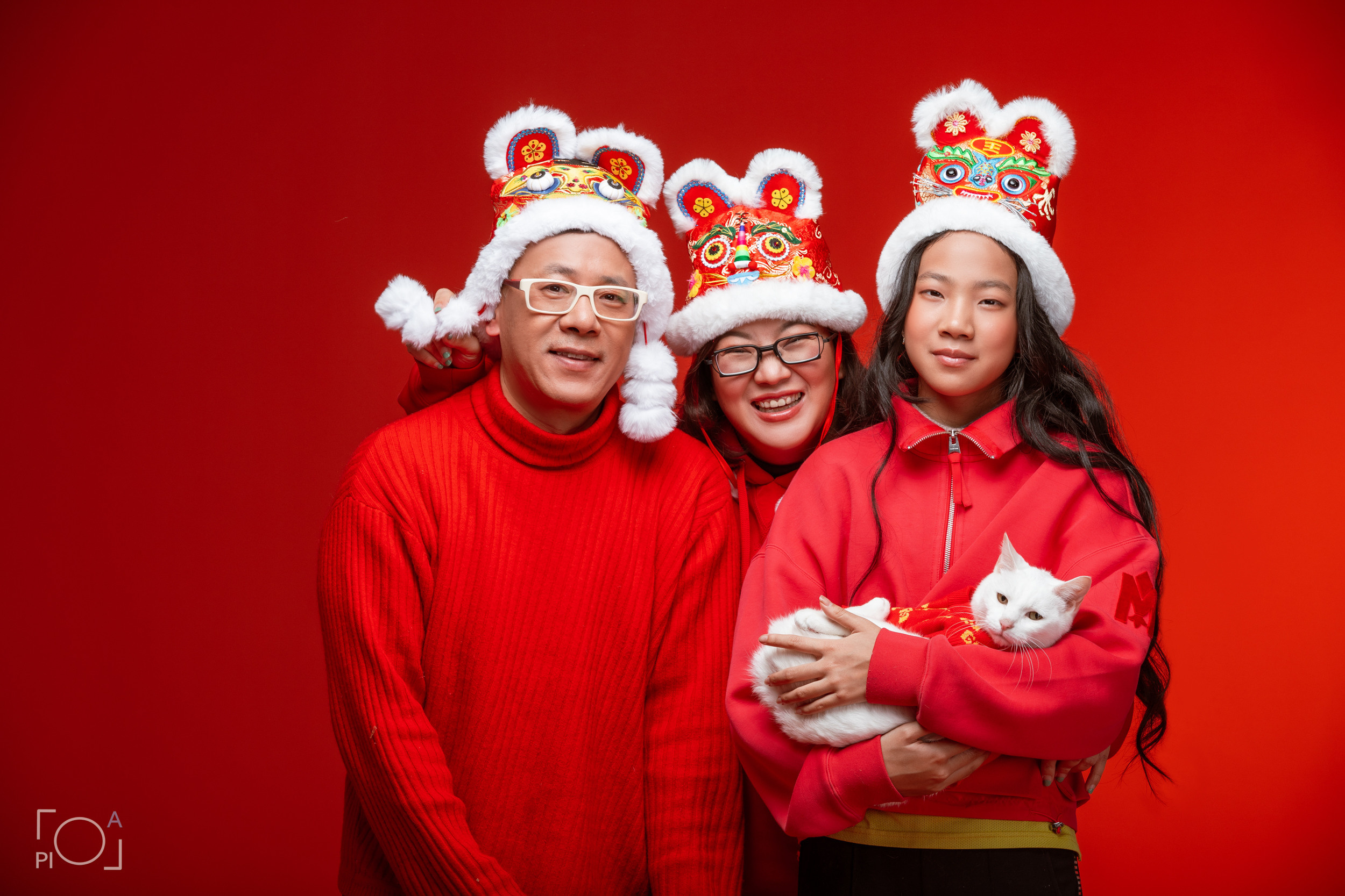 Friendly family: Photo shoot with pets in the studio. Photographer in Shanghai — Lola Pidluskaya