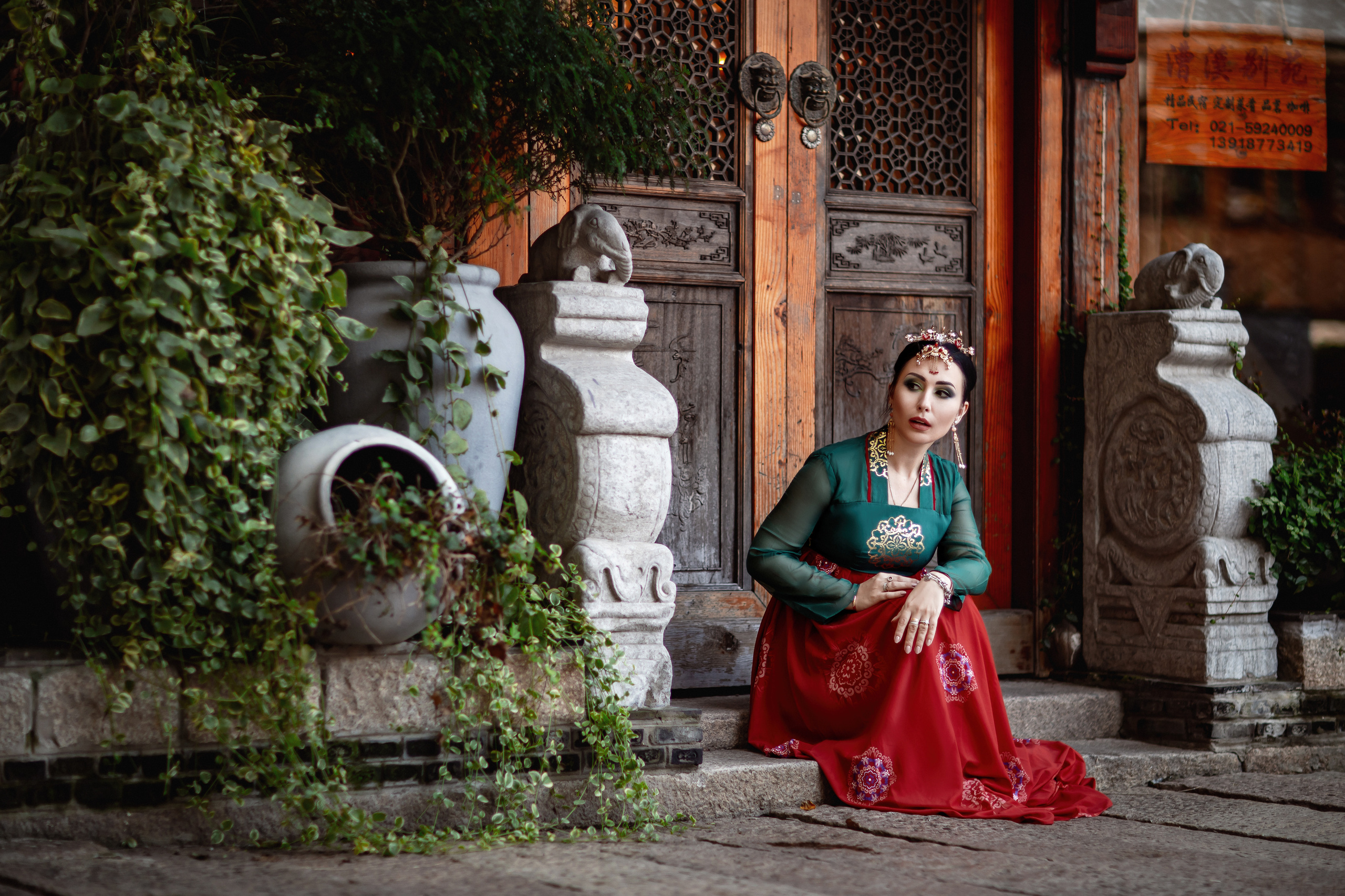 Фотосессия в пригороде Шанхая, в древней водной деревне Чжуцзязяо (Zhujiajiao). Костюмы напрокат, макияж и прическа от профессиональных стилистов. Китай, Шанхай, фотограф в Шанхае. Красный, черный, вода, природа, древность, цивилизация, лодка, храм, китайский колорит.