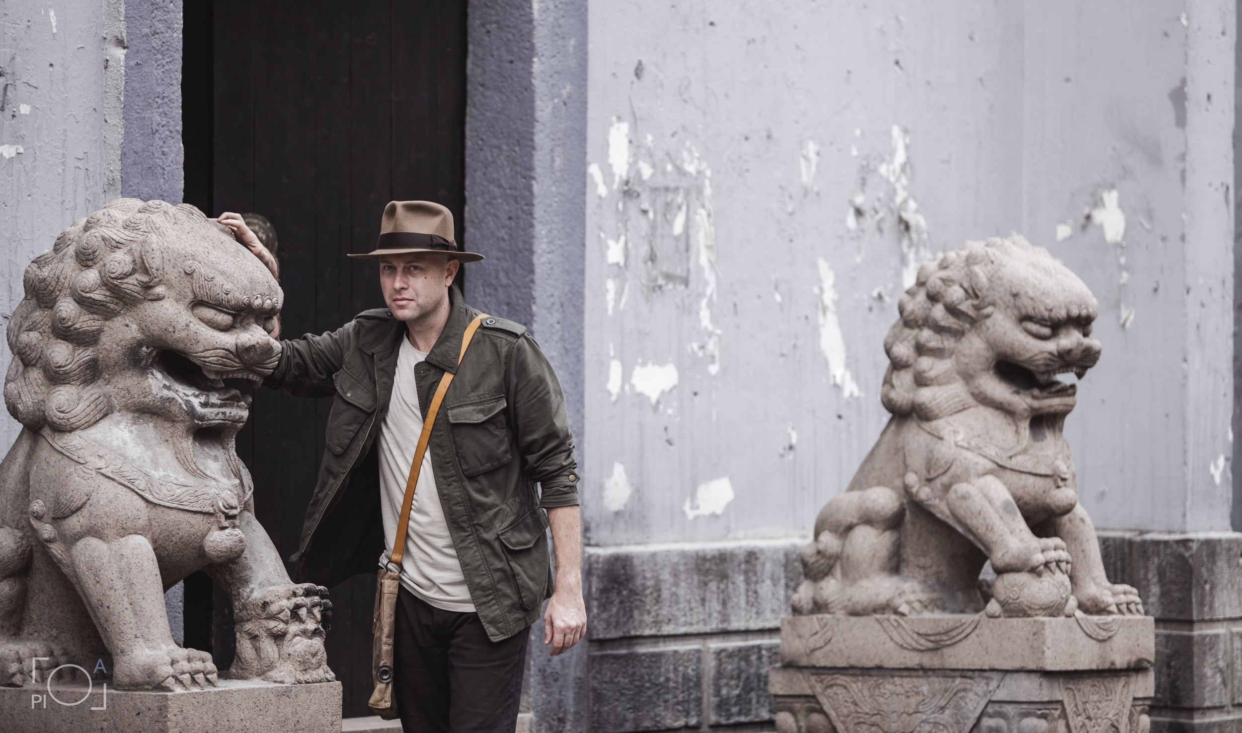 Australian blogger in a Shanghai movie studio. Unretouched. Photographer in Shanghai — Lola Pidluskaya