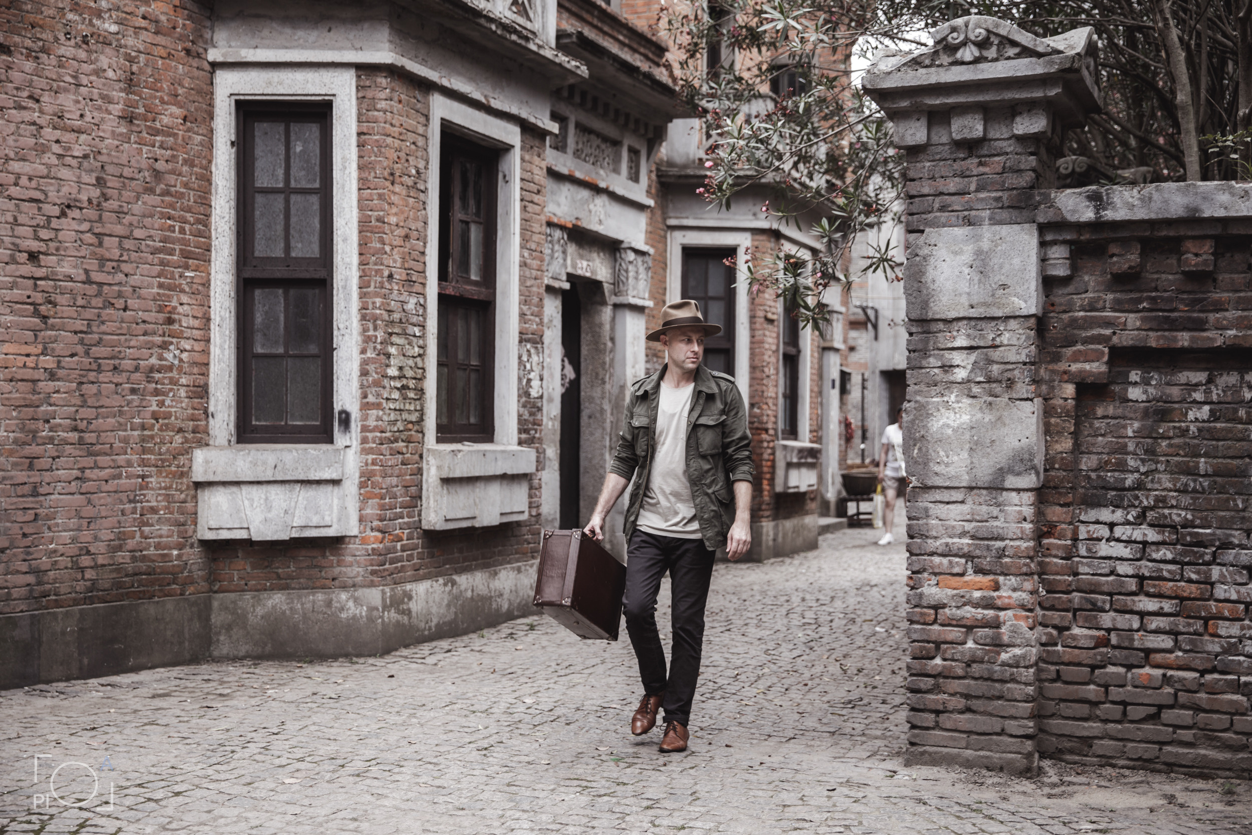 Australian blogger in a Shanghai movie studio. Unretouched. Photographer in Shanghai — Lola Pidluskaya