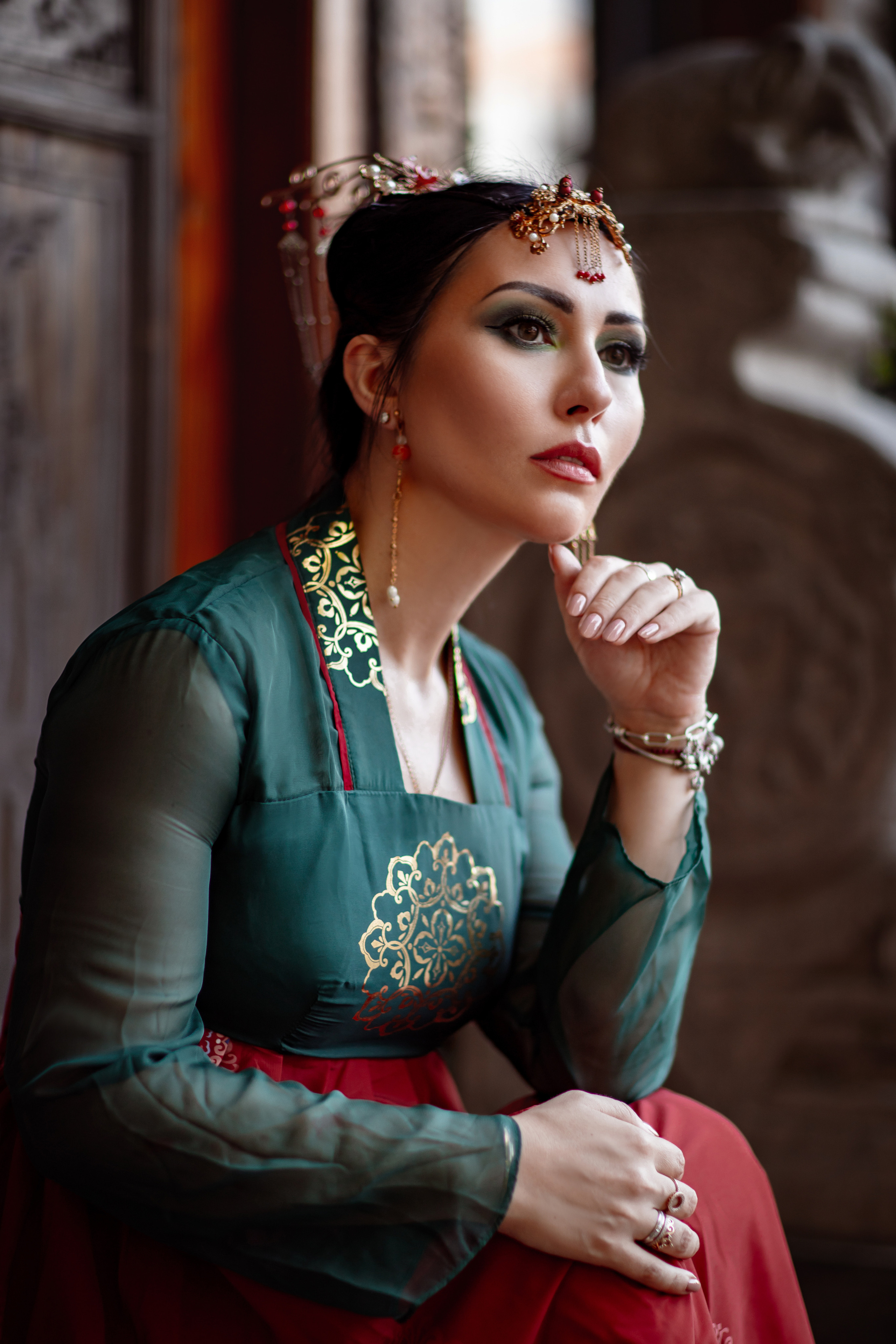 Фотосессия в пригороде Шанхая, в древней водной деревне Чжуцзязяо (Zhujiajiao). Костюмы напрокат, макияж и прическа от профессиональных стилистов. Китай, Шанхай, фотограф в Шанхае. Красный, черный, вода, природа, древность, цивилизация, лодка, храм, китайский колорит.