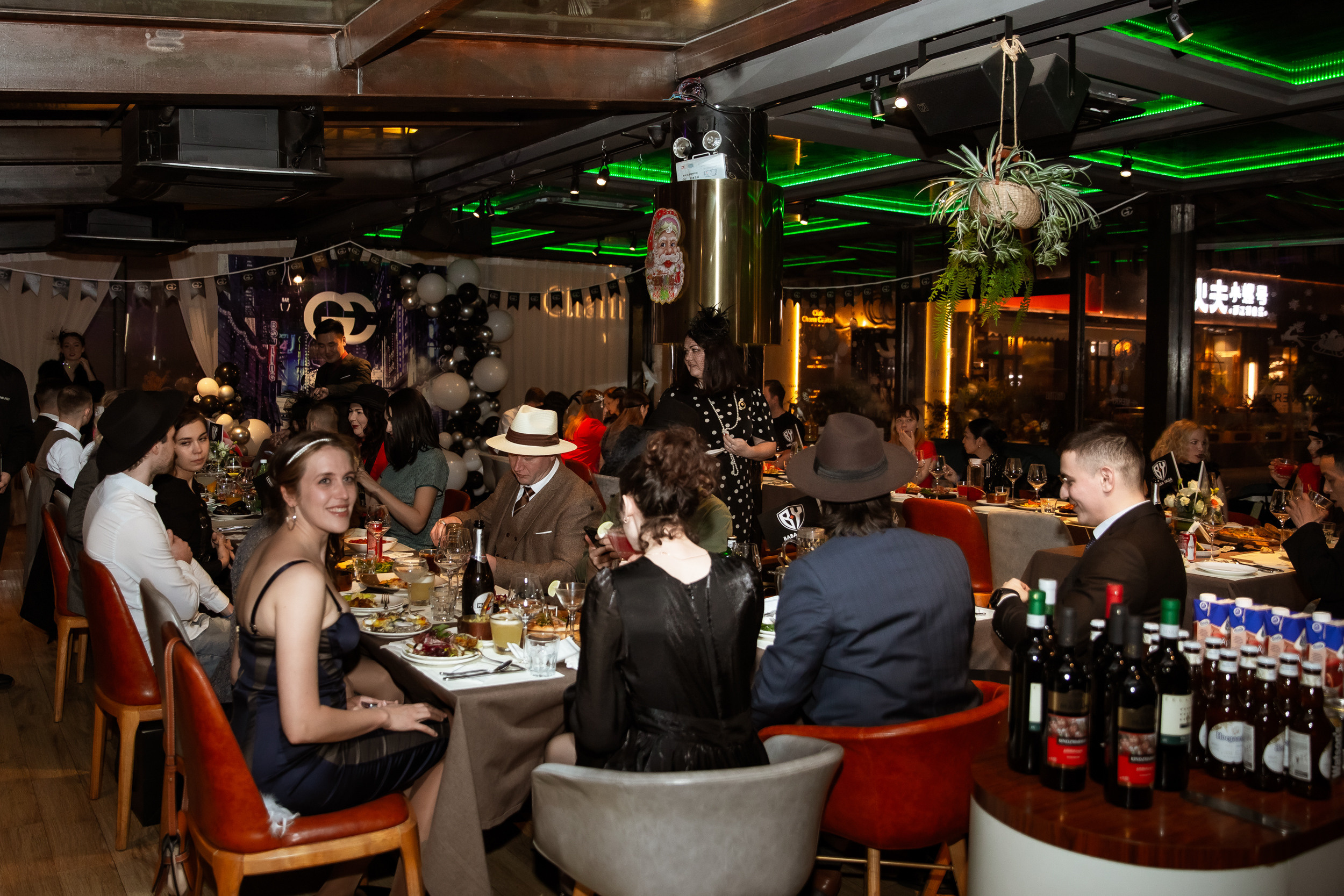 Corporate party in the style of a gangster party. Photographer in Shanghai — Lola Pidluskaya
